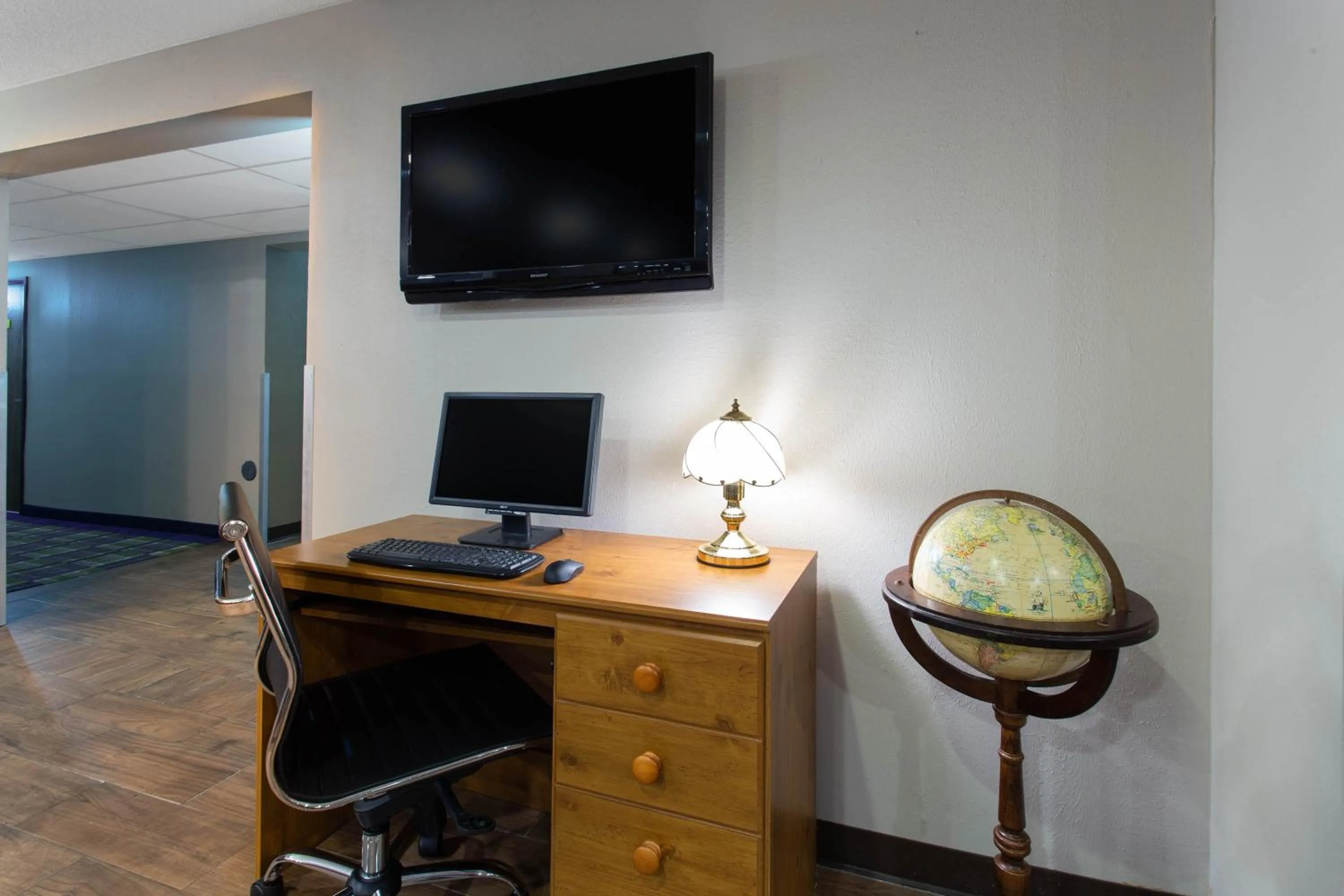 Communal lounge/ TV room in Super 8 by Wyndham Cromwell/Middletown