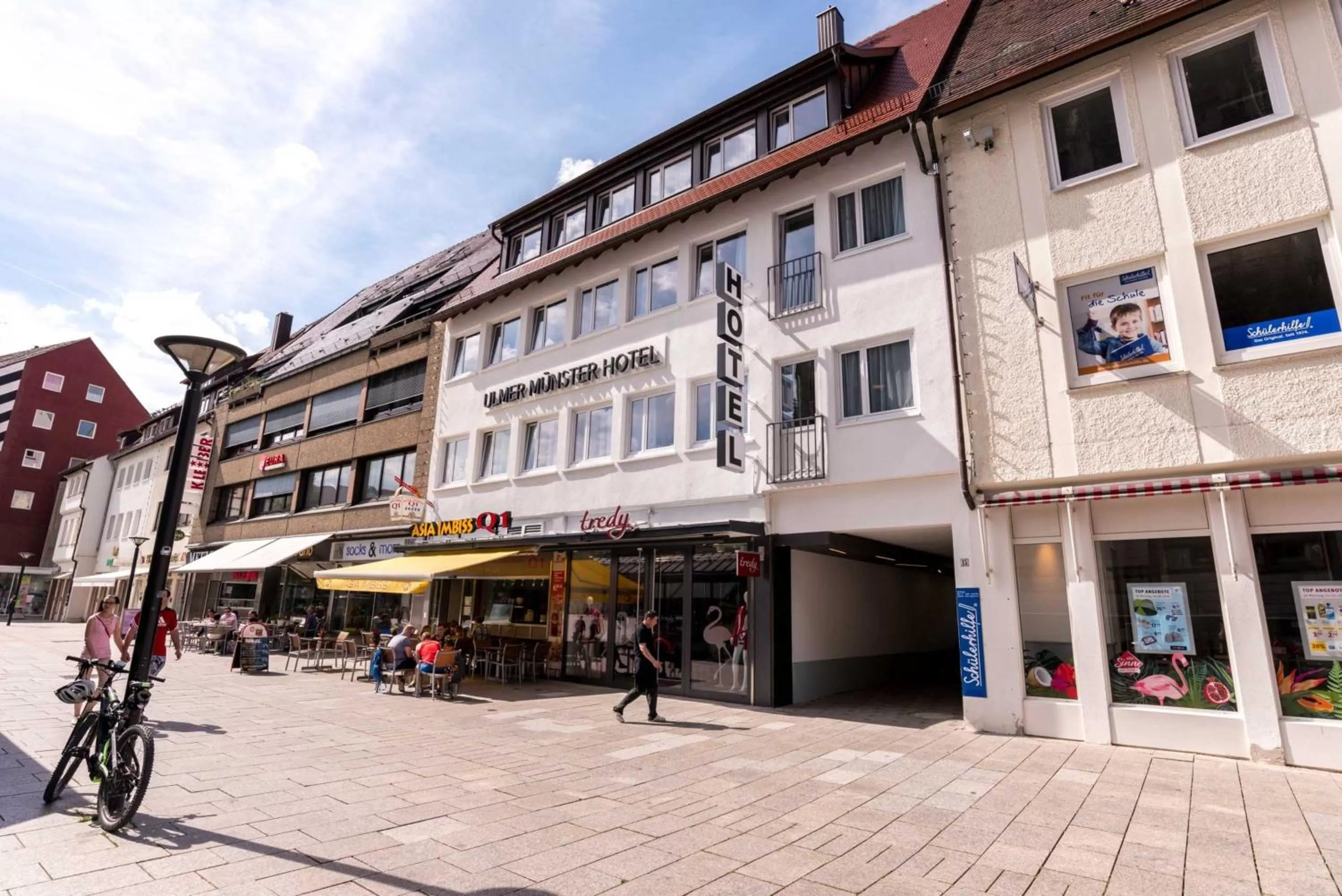 Facade/entrance, Property Building in Ulmer Münster Hotel