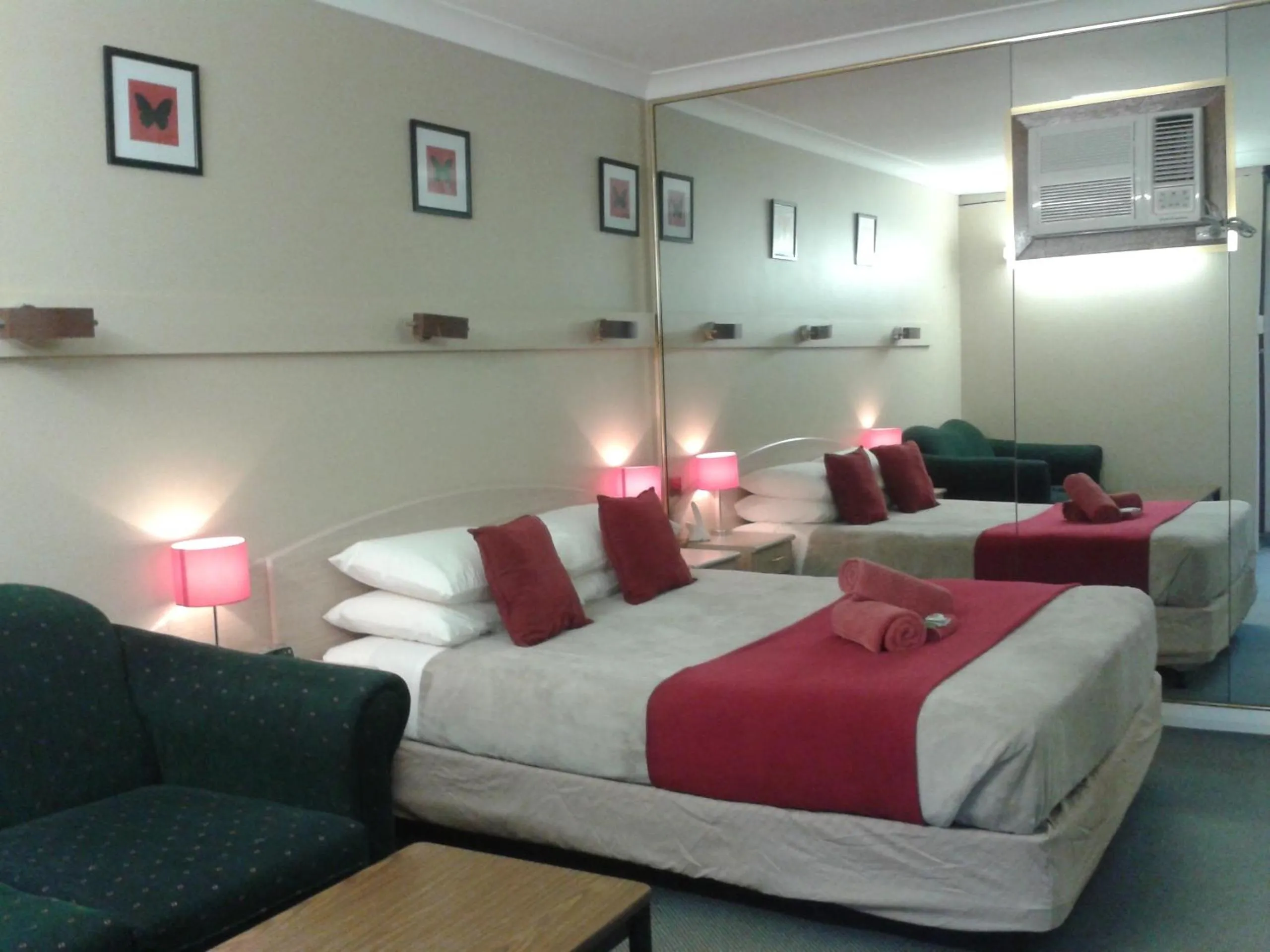 Photo of the whole room, Bed in Elsinor Motor Lodge