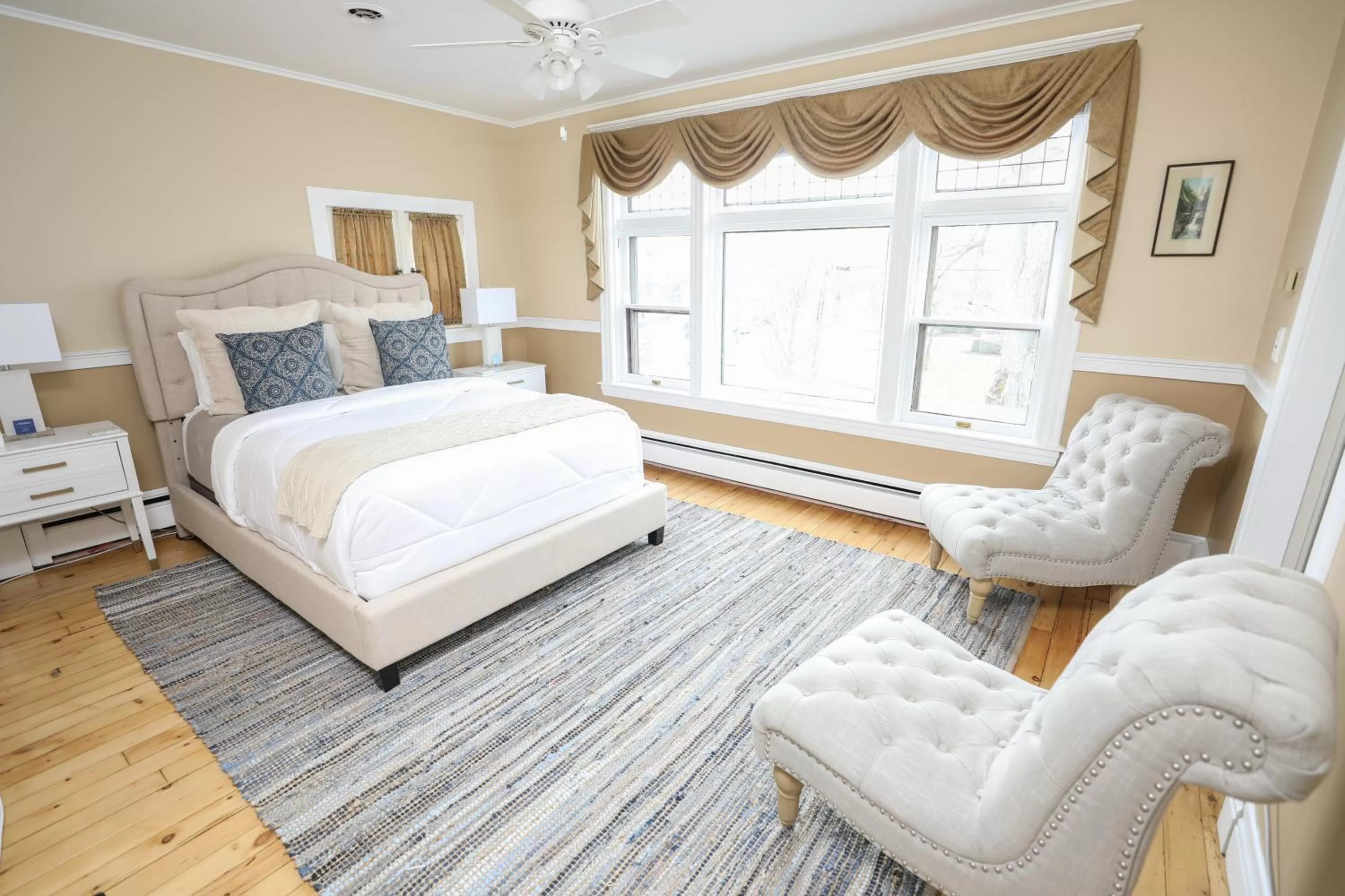 Deluxe Queen Room with Lake View in 2W Lake