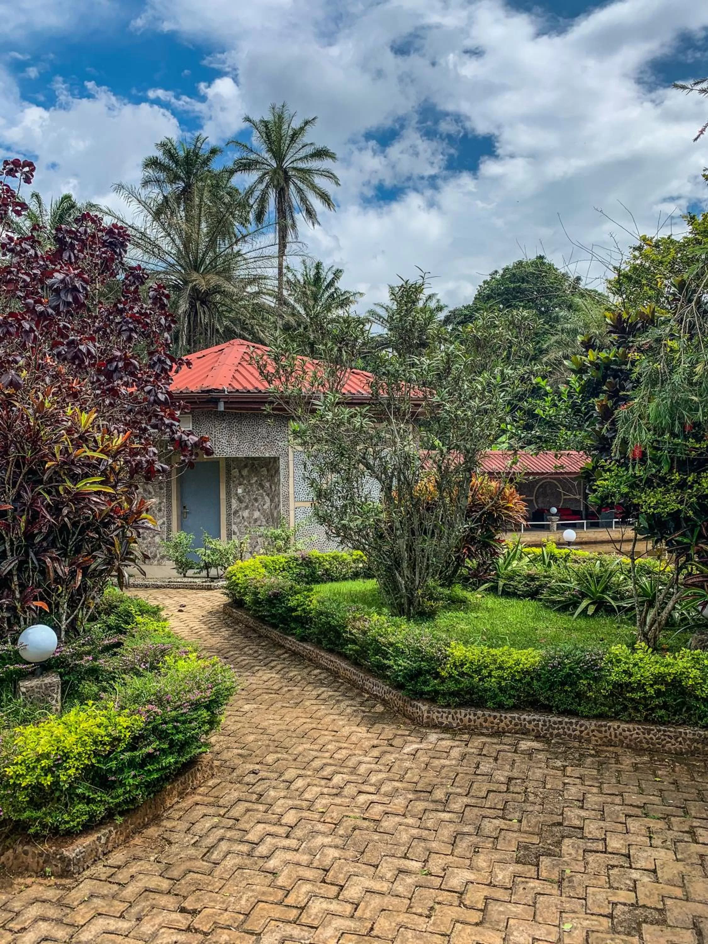 Day, Property Building in La Vallée de Bana