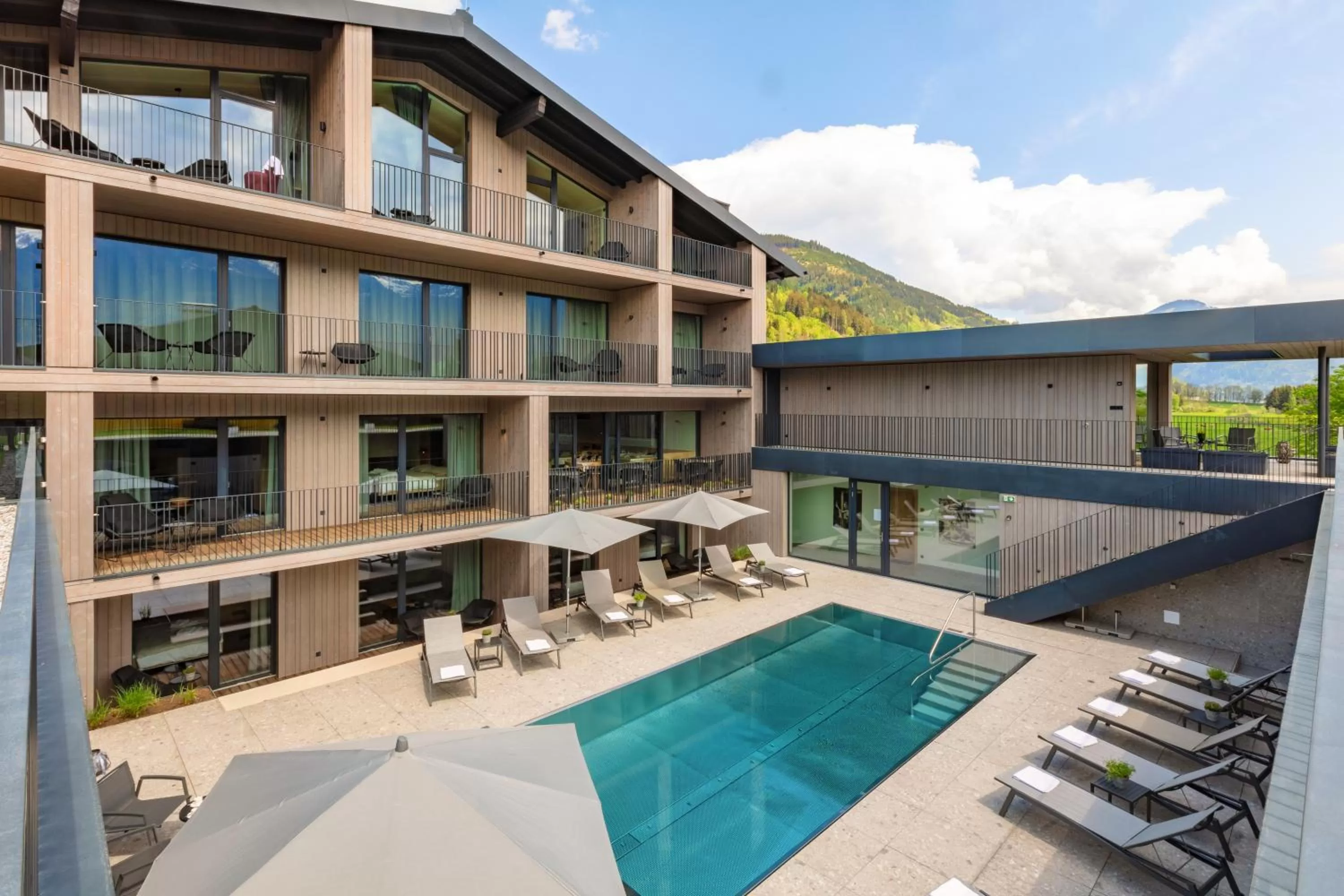 Swimming pool in Emma Deluxe Aparthotel direkt beim Skibus