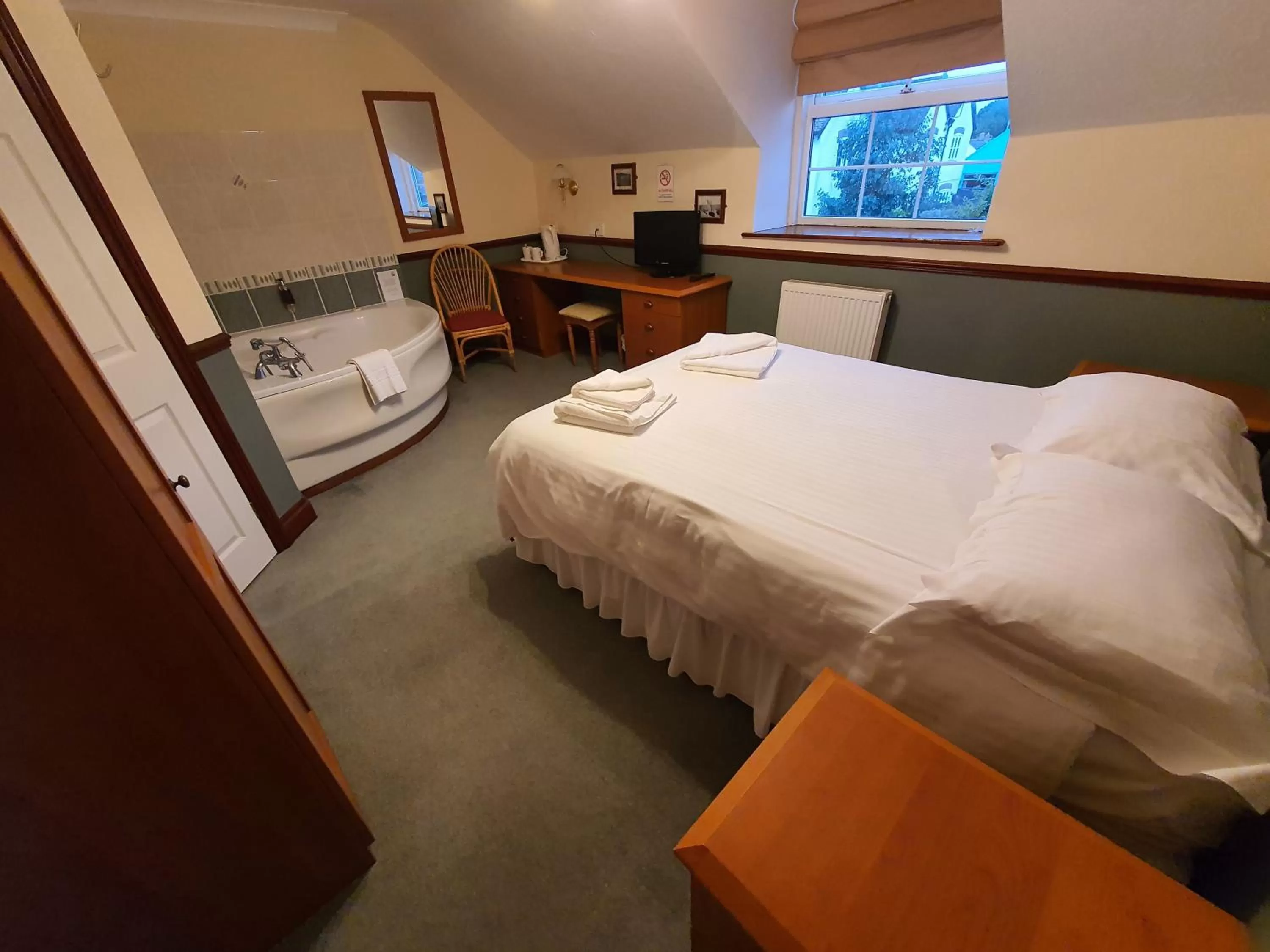 Bedroom, Bed in The Lugger Inn