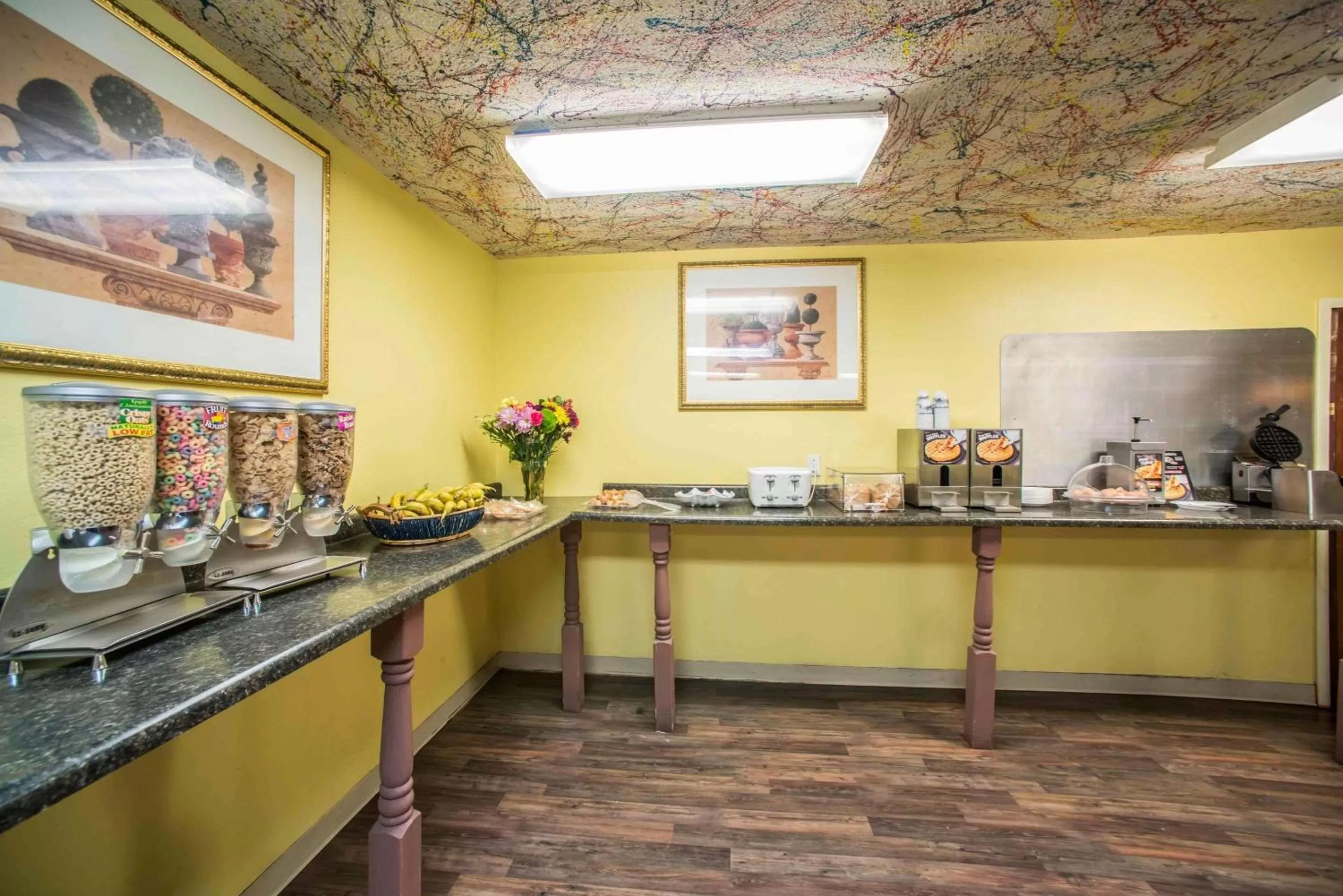 Restaurant/places to eat in Econo Lodge Marion