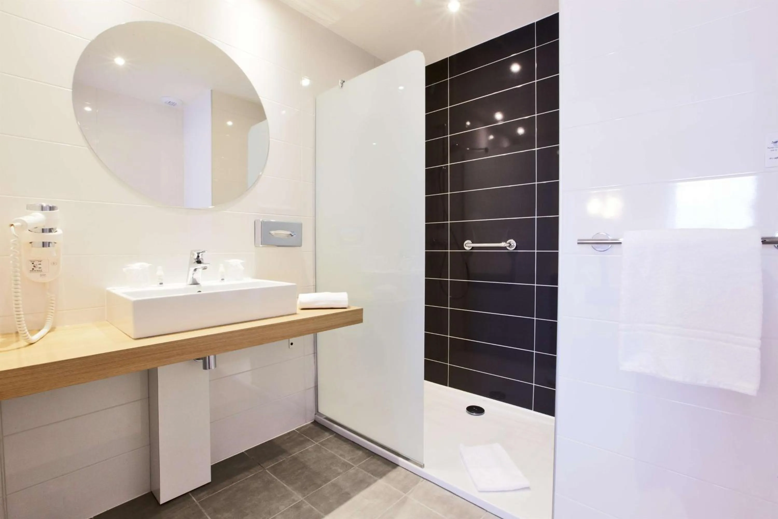 Bathroom in Kyriad Le Mans Est