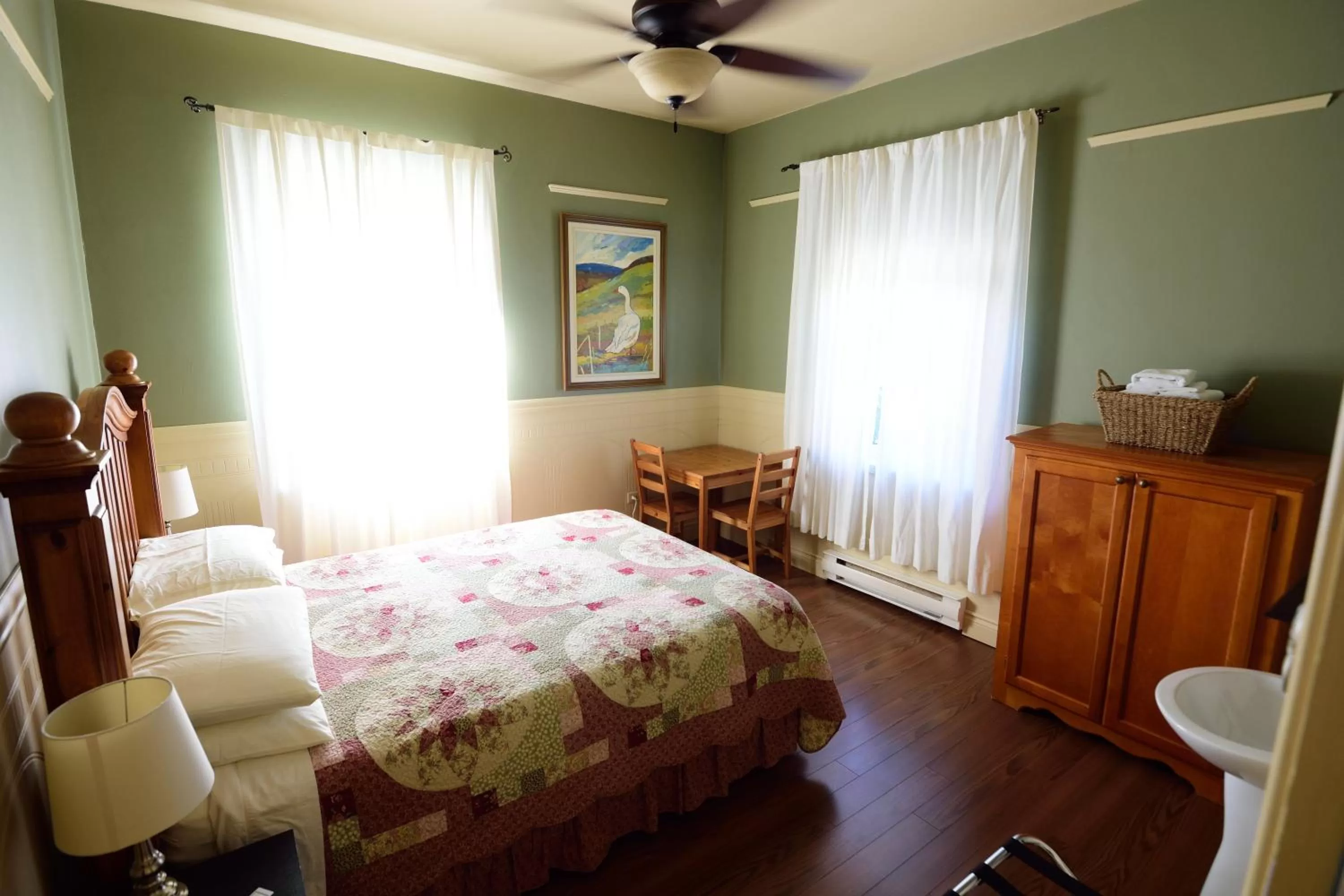 Photo of the whole room, Bed in Auberge le St-Georges