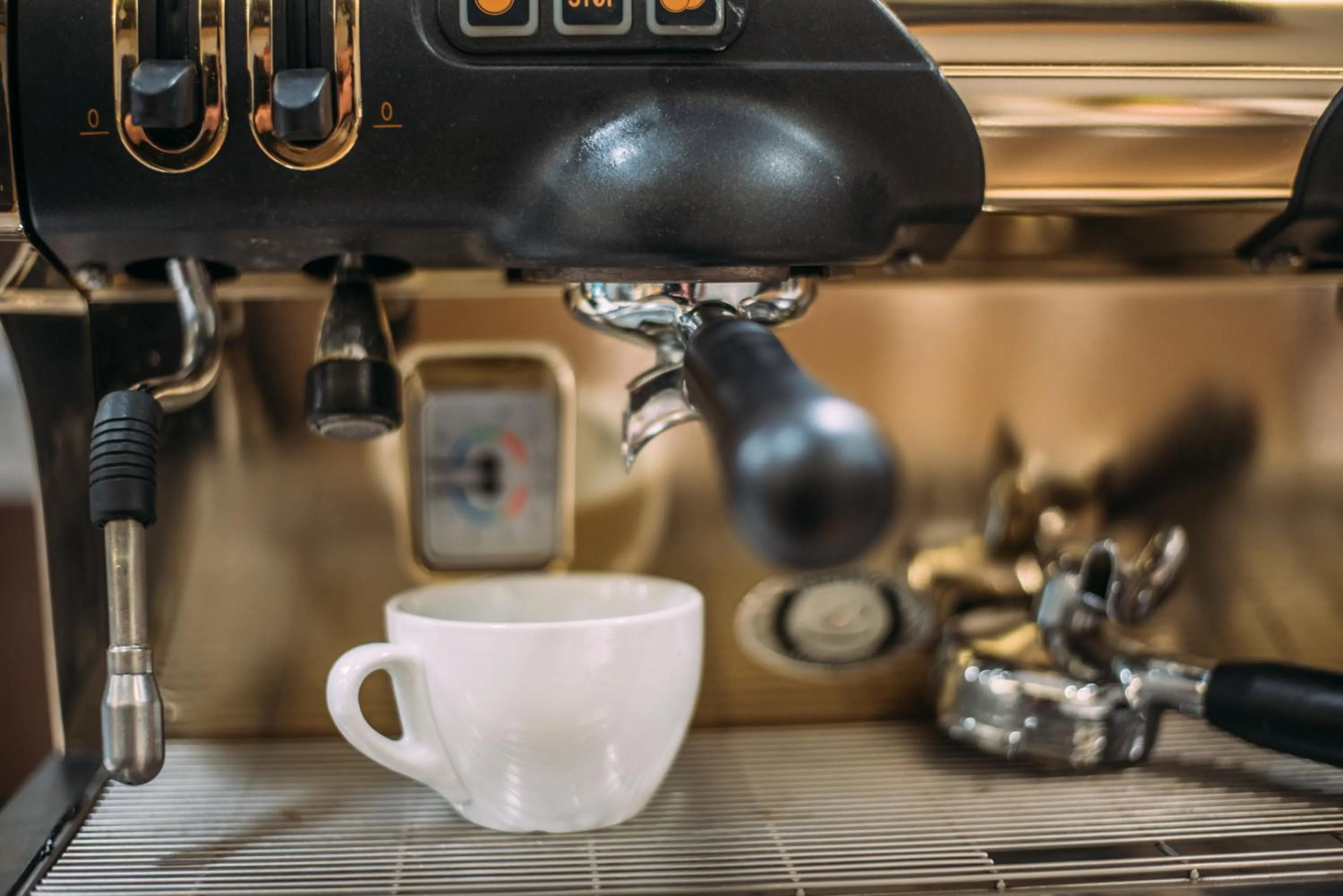 Coffee/tea facilities in Mii Hotel Srinakarin