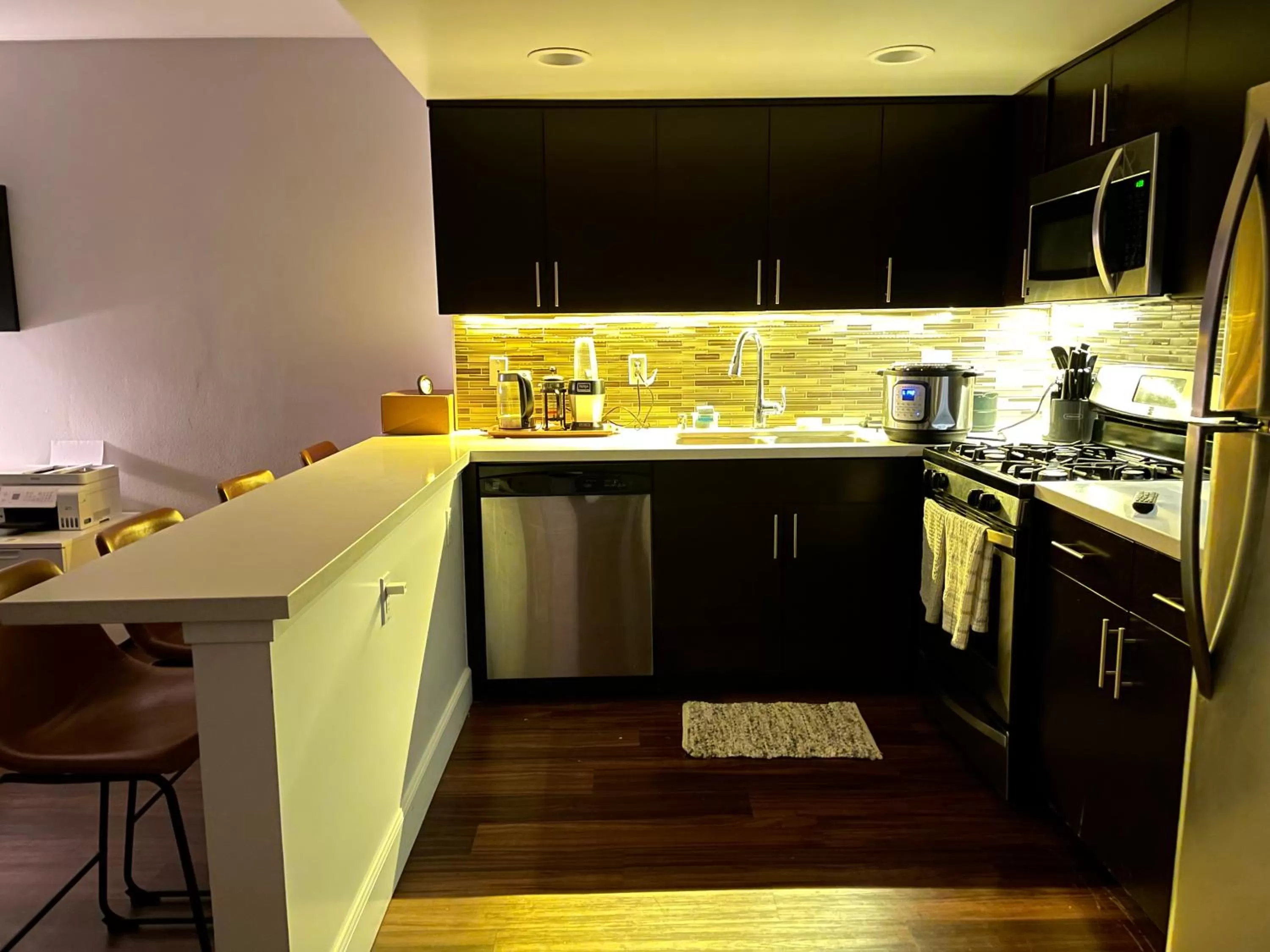 Kitchen or kitchenette, Kitchen/Kitchenette in Amazing DTLA View 1bd Full Kitchen Free Private Parking.