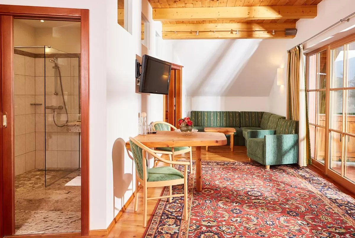 Living room, Dining Area in Hotel Häuserl im Wald