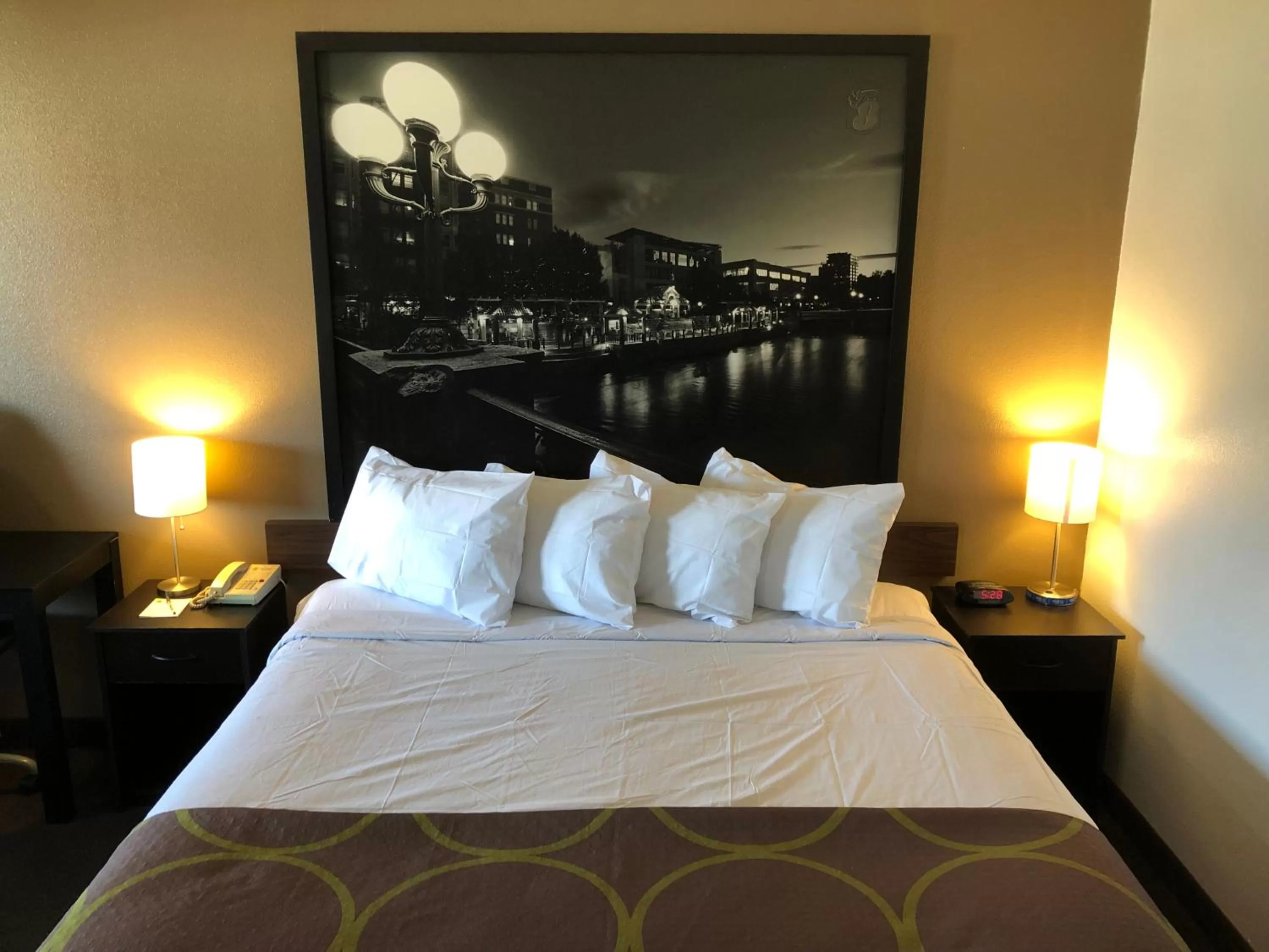 Bedroom, Bed in Super 8 by Wyndham Fernley