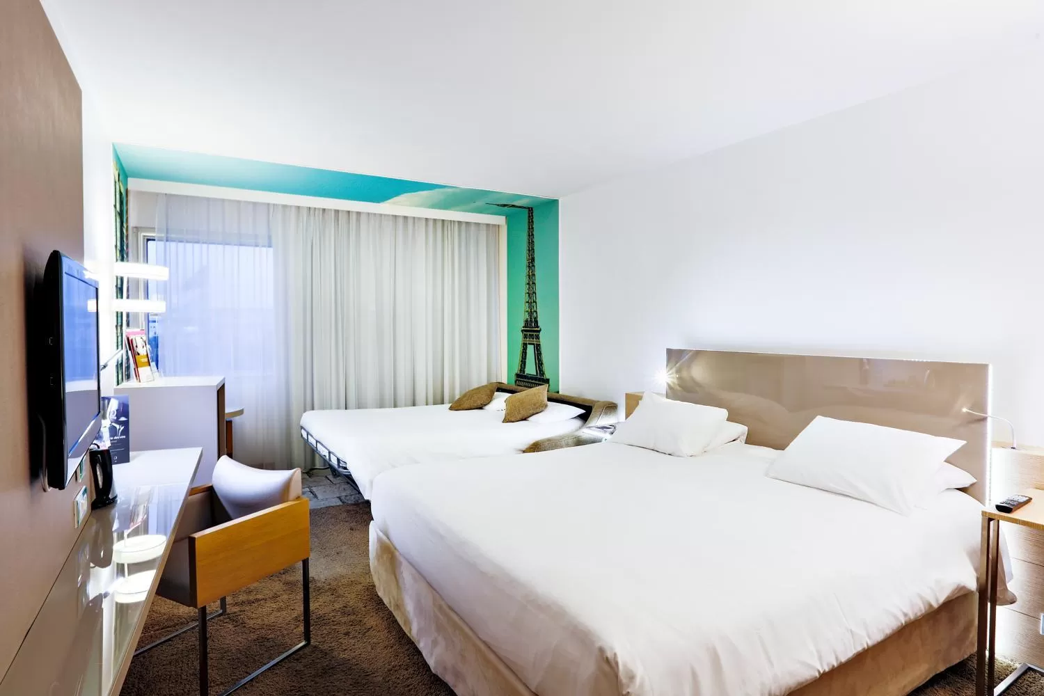 Photo of the whole room, Bed in Mercure Paris Vaugirard Porte De Versailles