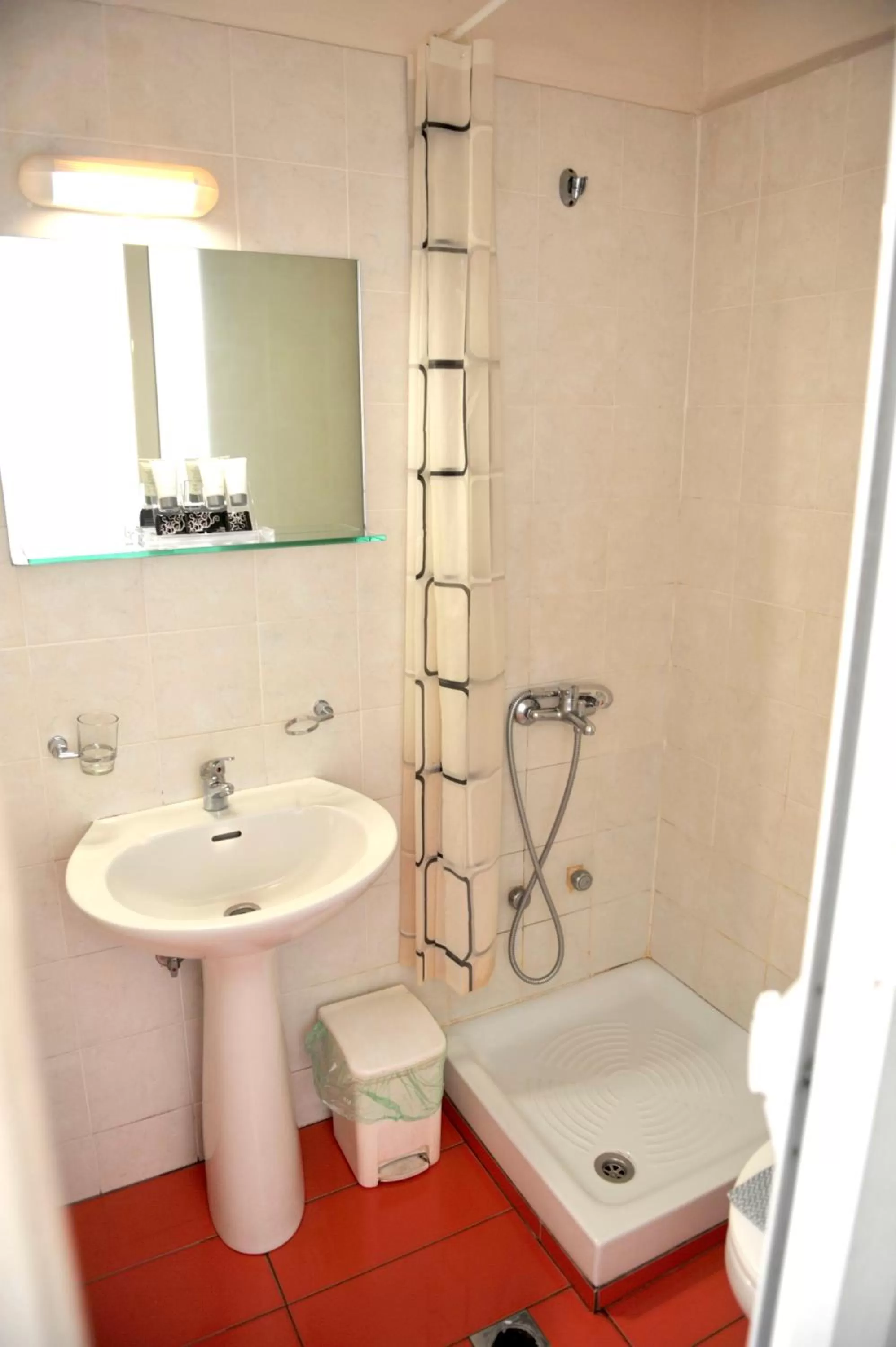 Shower, Bathroom in Hotel Vergina