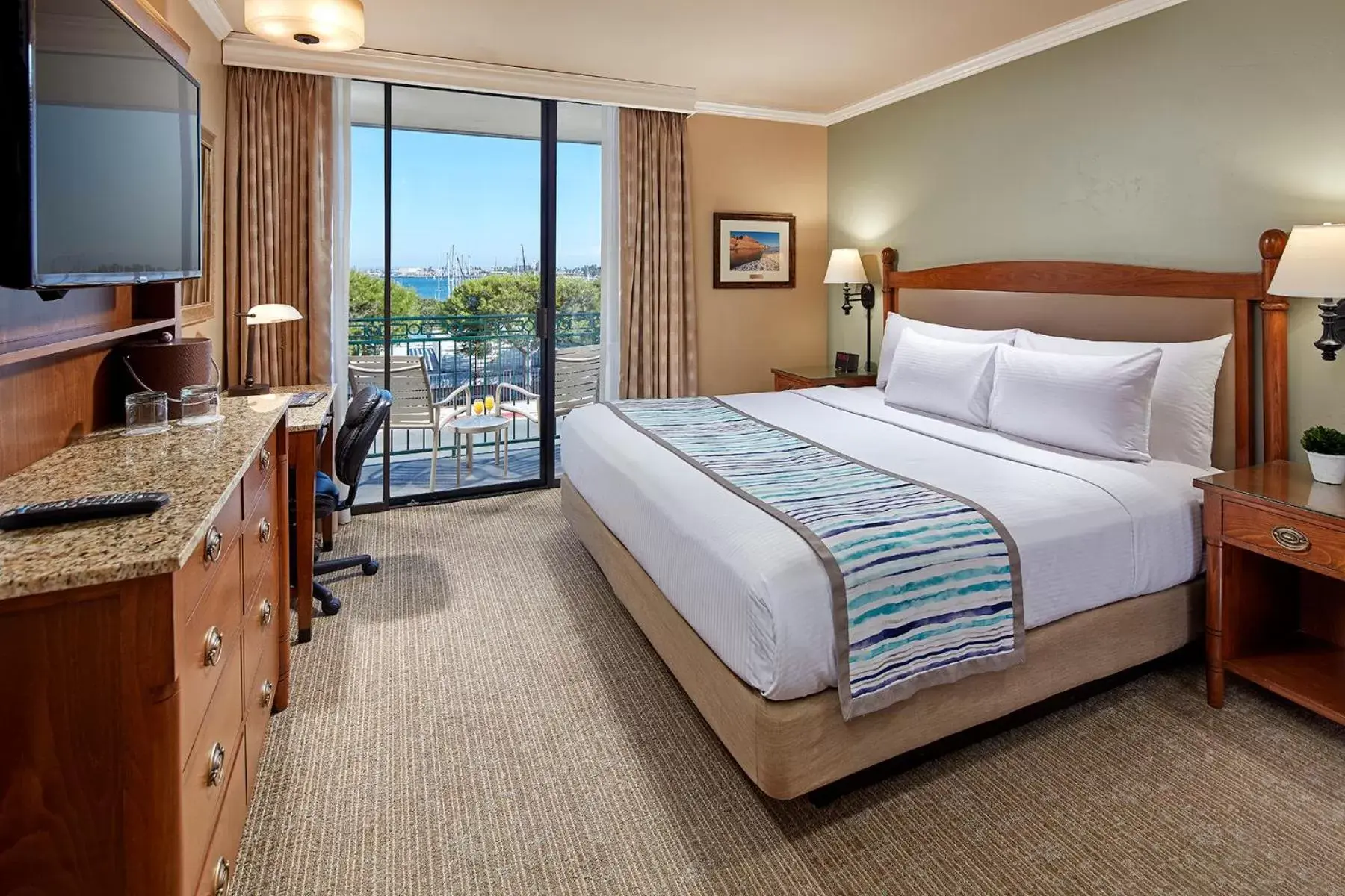 Superior King Room in Glorietta Bay Inn Superior King Room in Glorietta Bay Inn