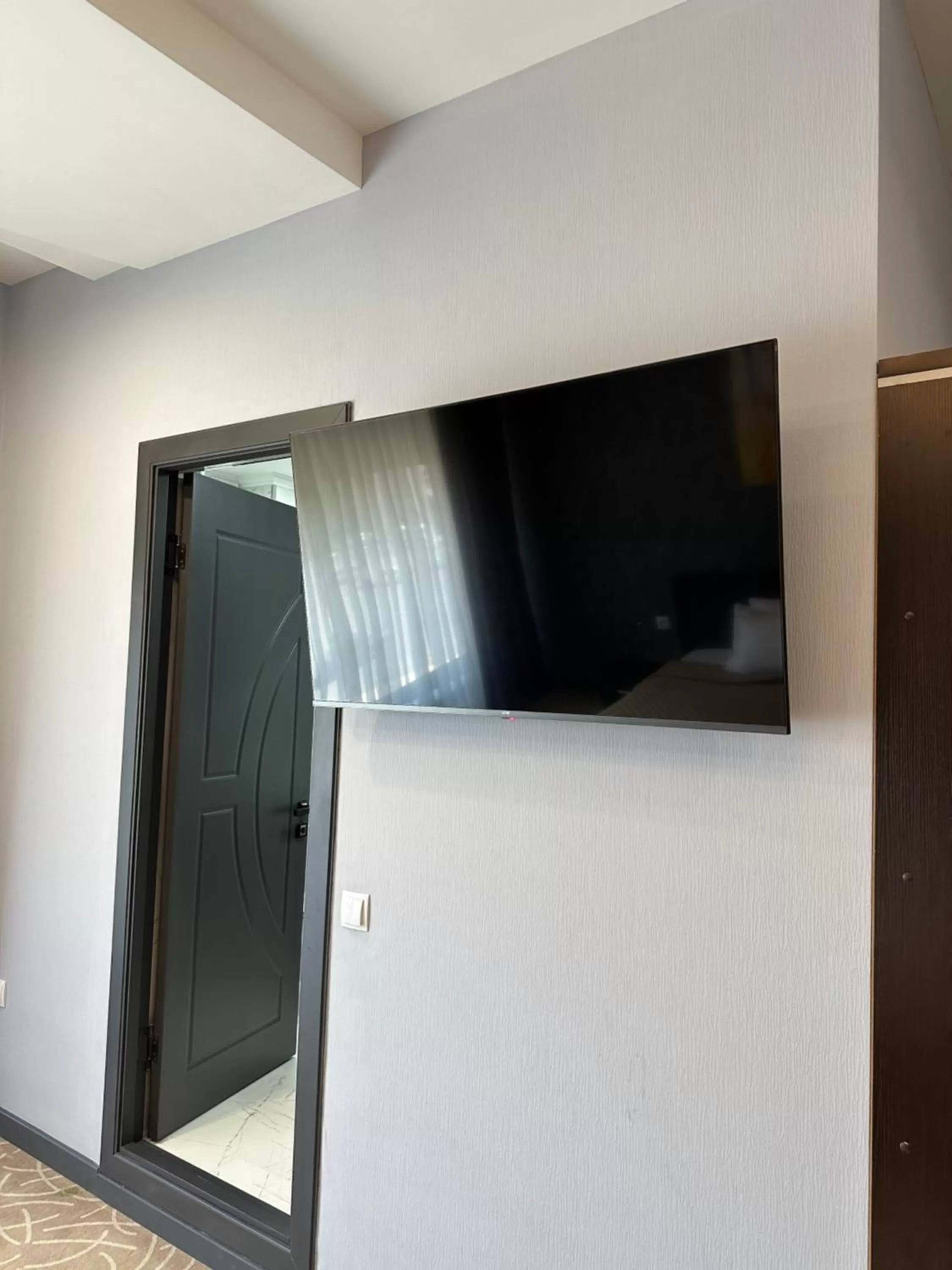 TV and multimedia, TV/Entertainment Center in Astor Hotel