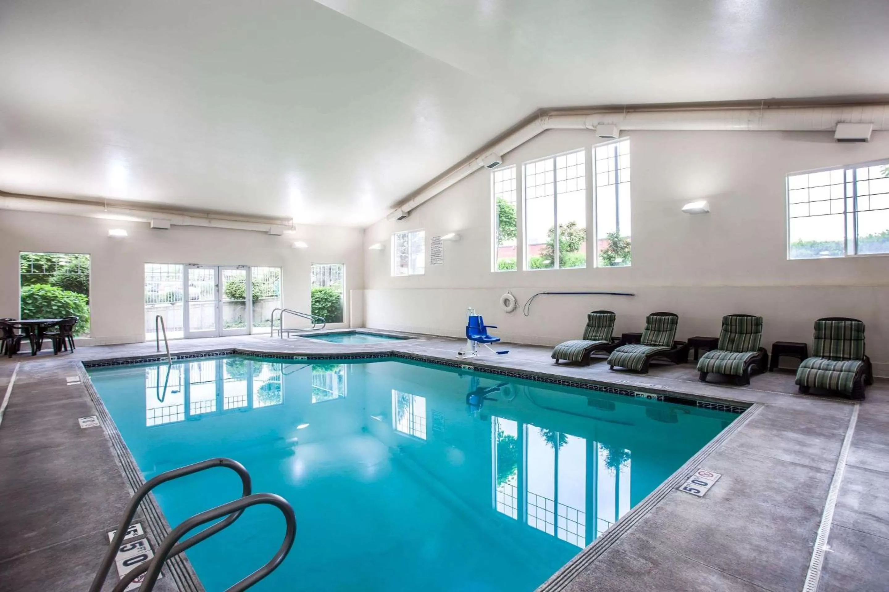 Swimming pool in Quality Inn & Suites Federal Way - Seattle