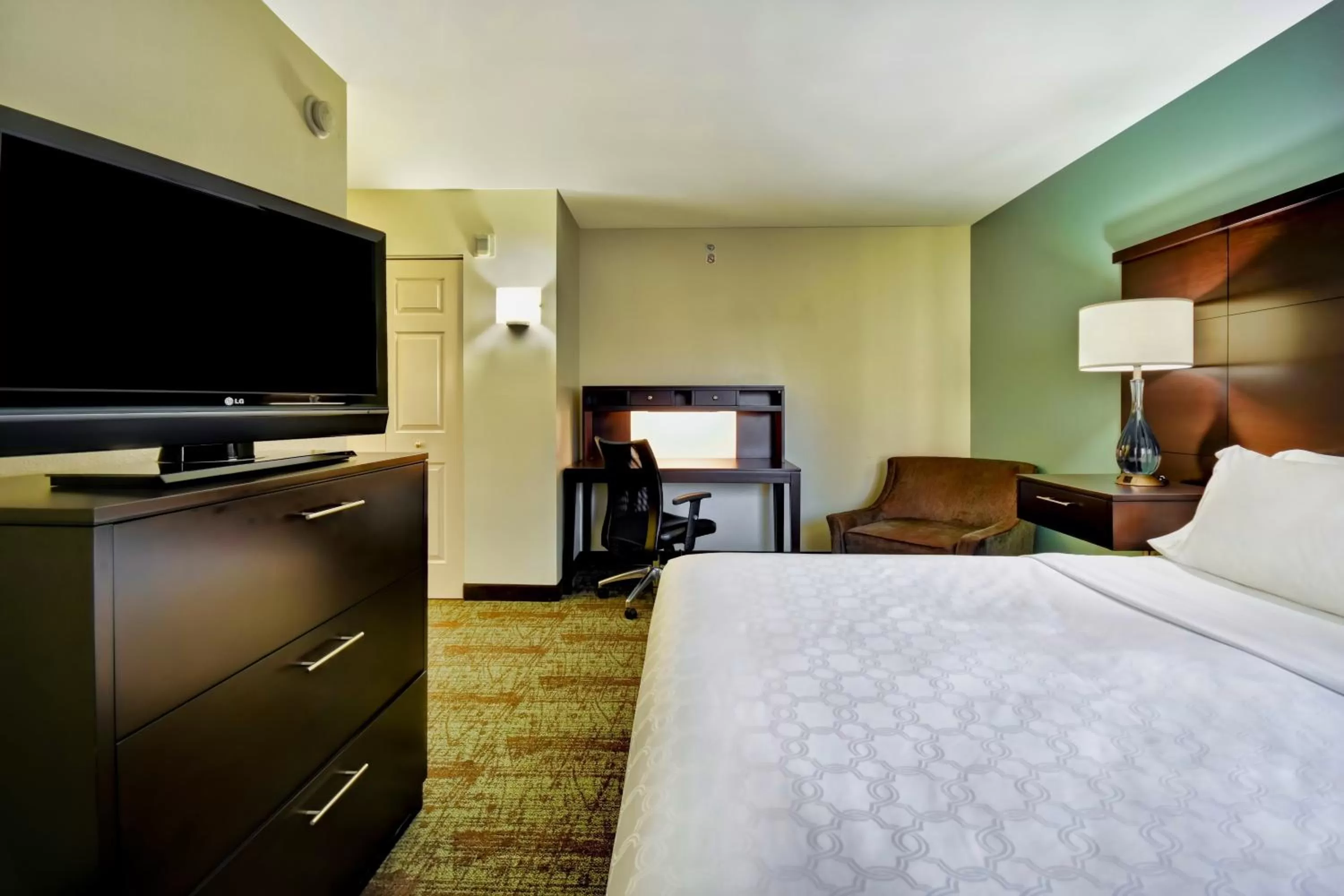 Photo of the whole room, Bed in Staybridge Suites Middleton/Madison-West by IHG