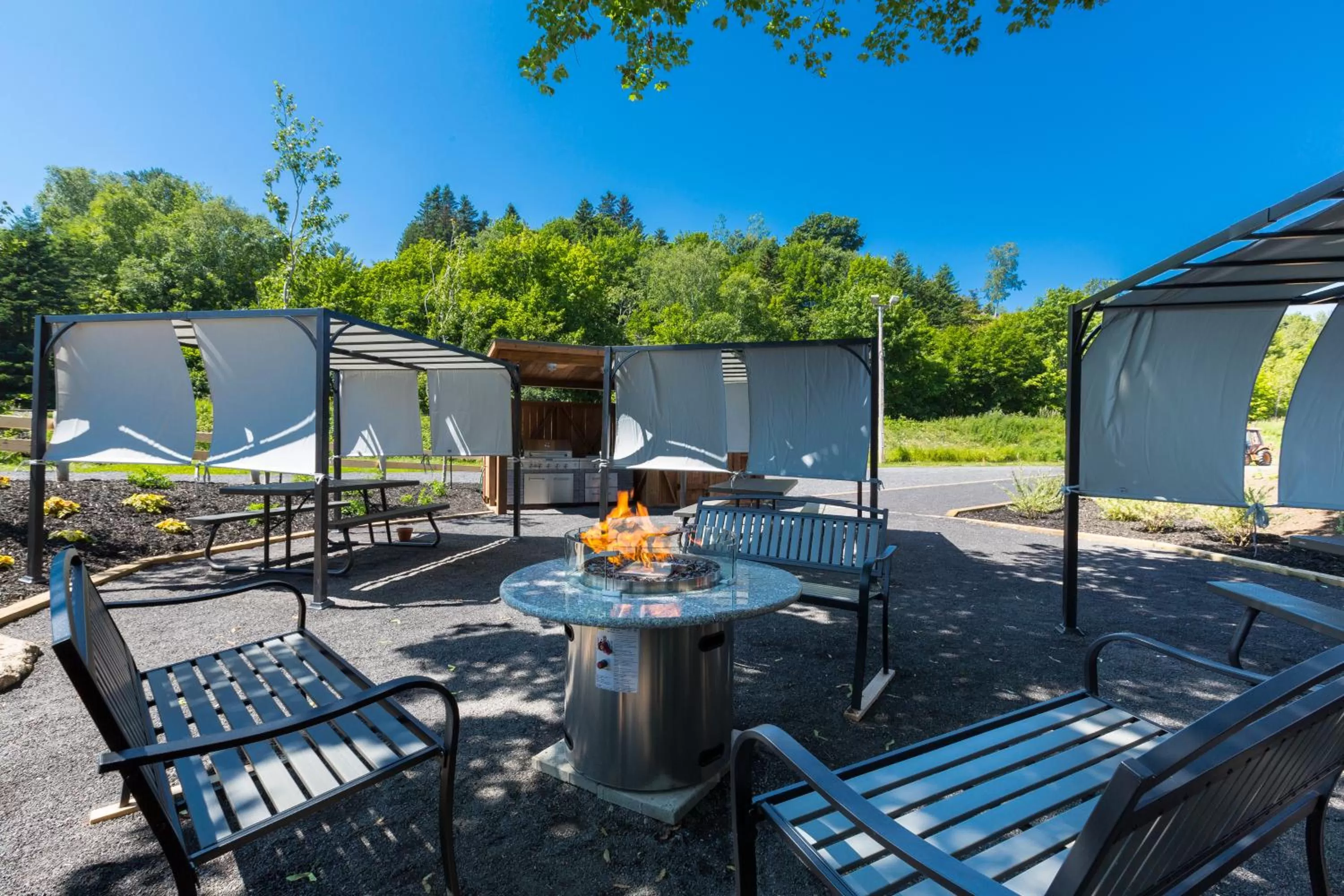 BBQ facilities in Hôtel-Motel Castel de la Mer