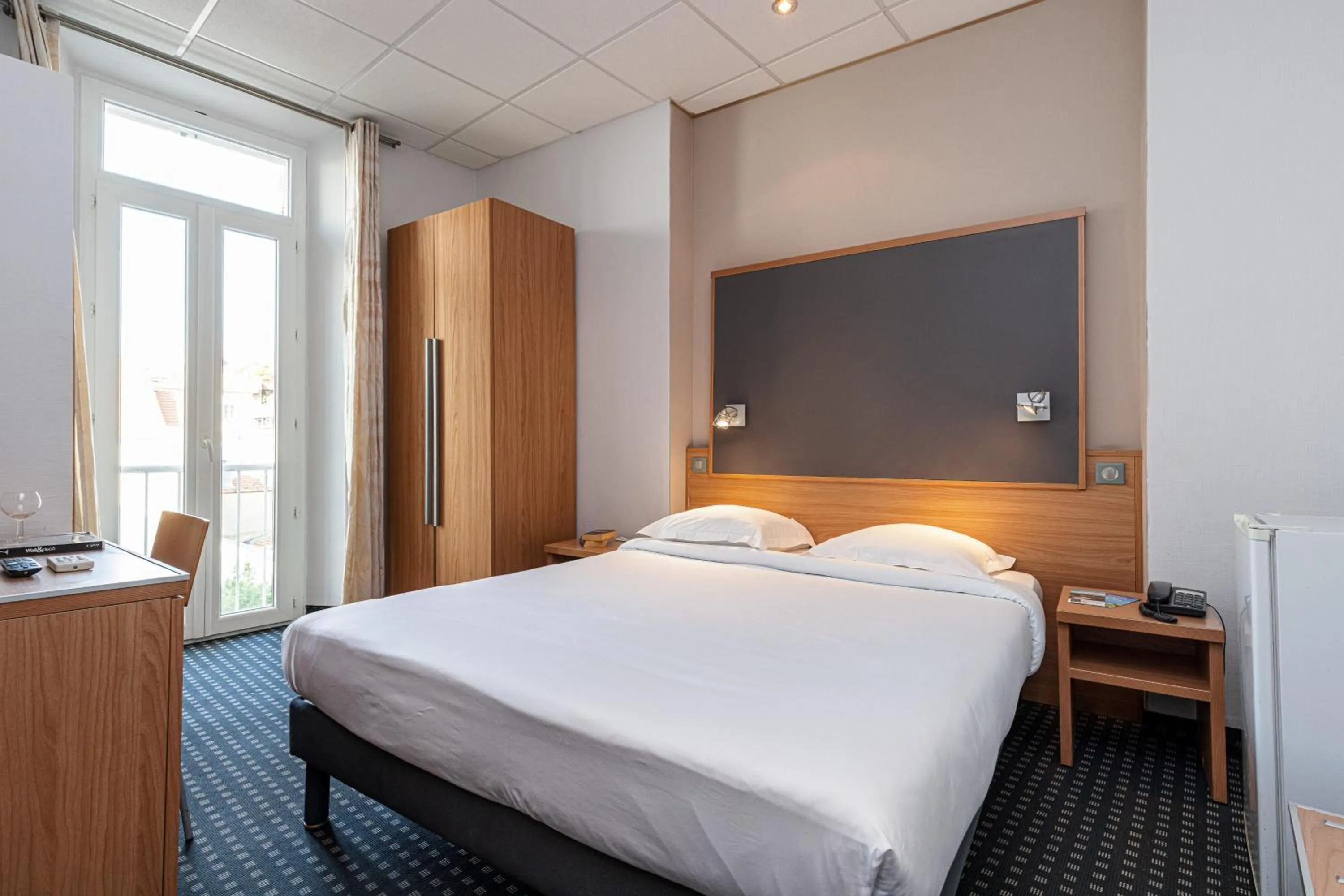 Photo of the whole room in Naomi Cannes