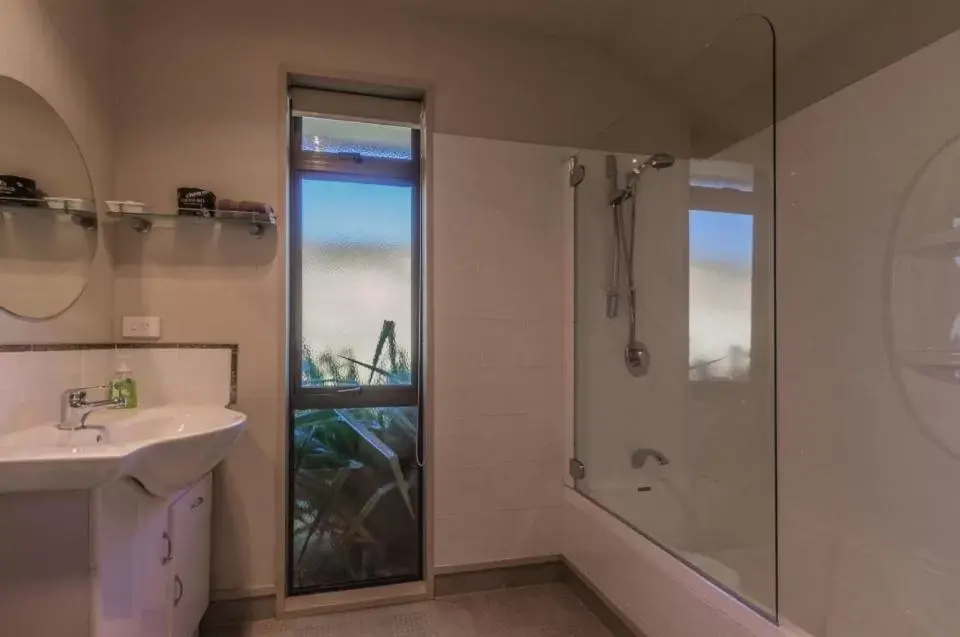 Deluxe Double Room with Bath in Loch Vista Bed & Breakfast Deluxe Double Room with Bath in Loch Vista Bed & Breakfast