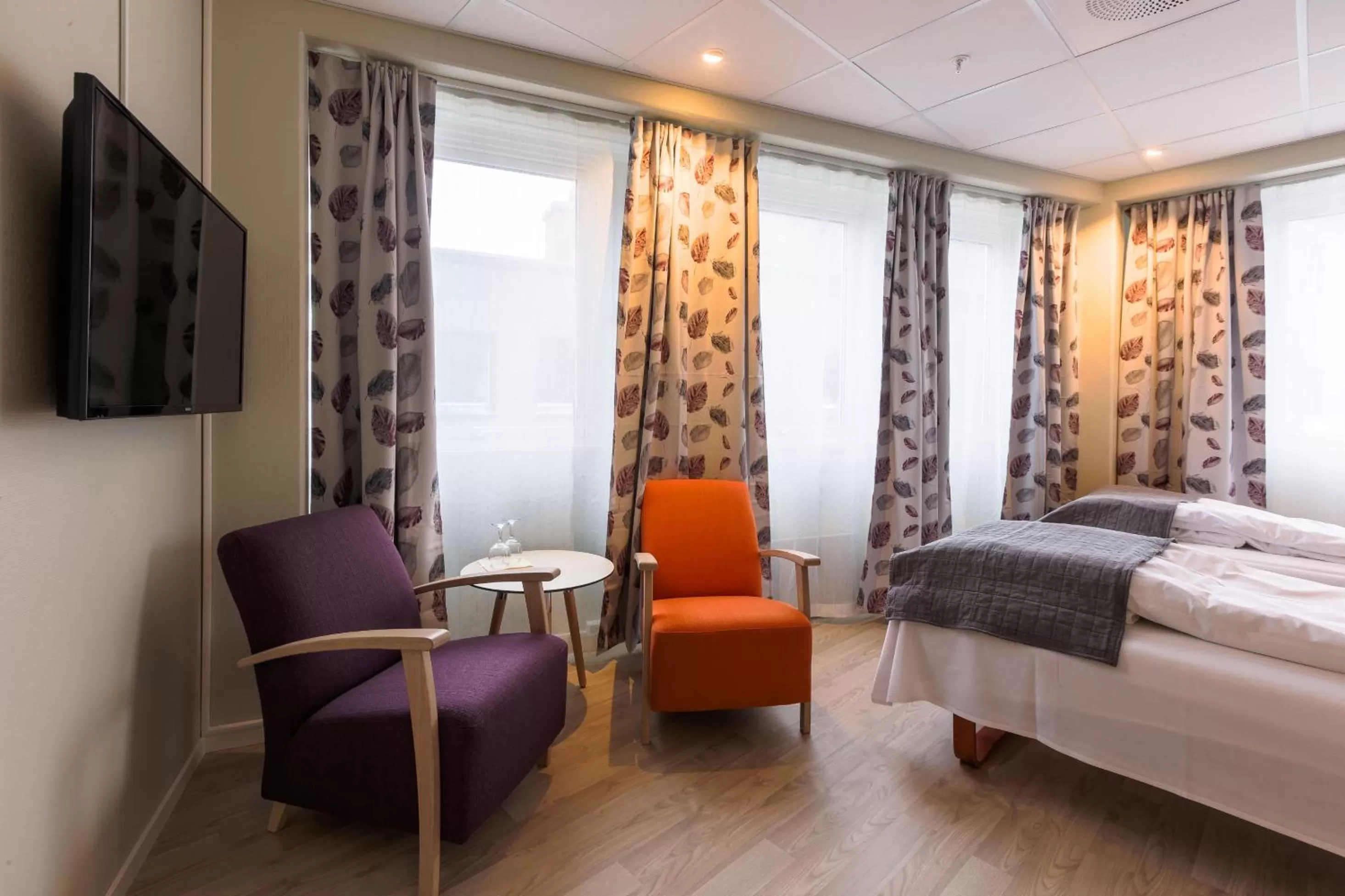 Bed in Corner Hotell