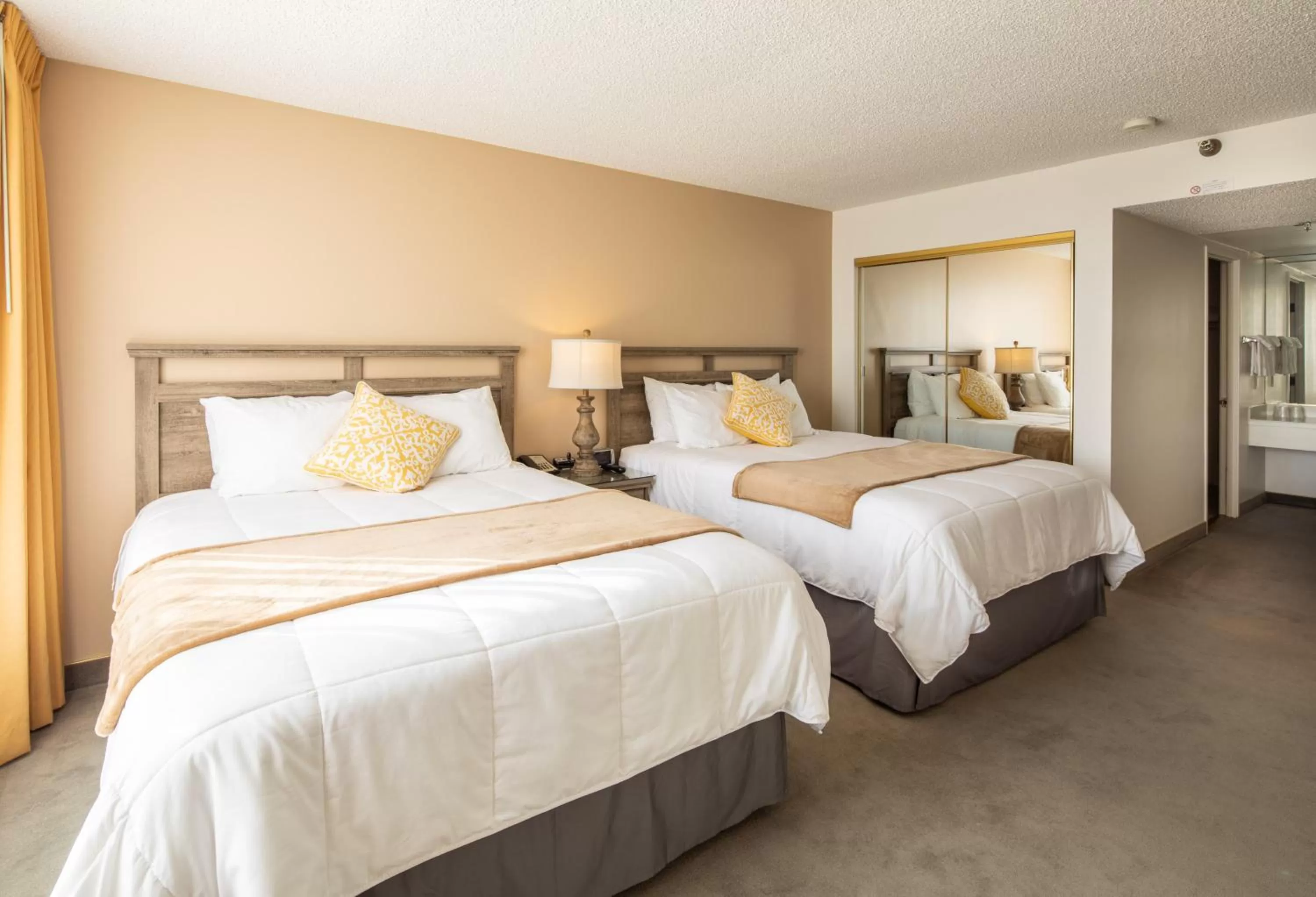 Bedroom, Bed in New Gardena Hotel