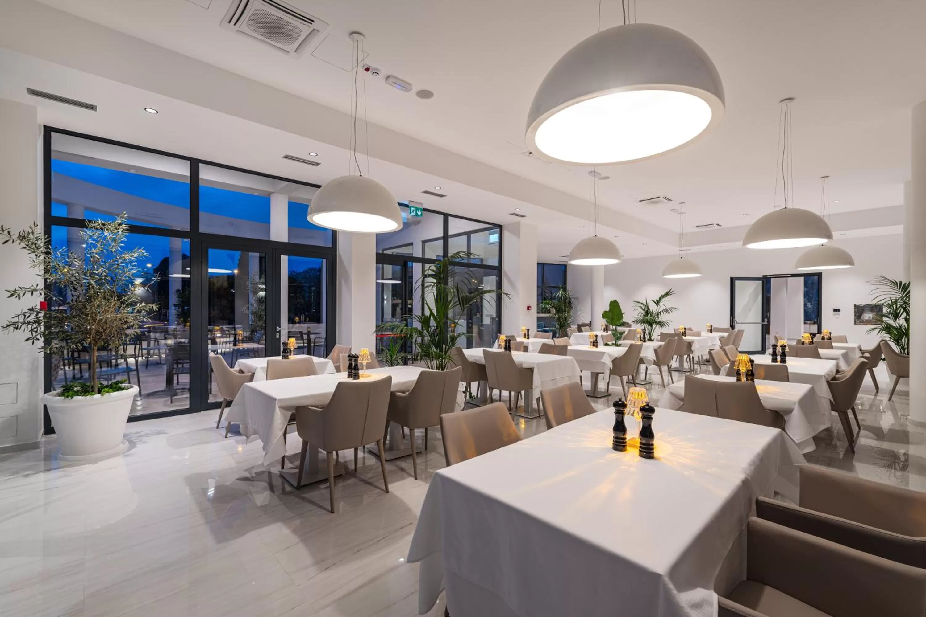 Restaurant/places to eat in Miramare Hotel