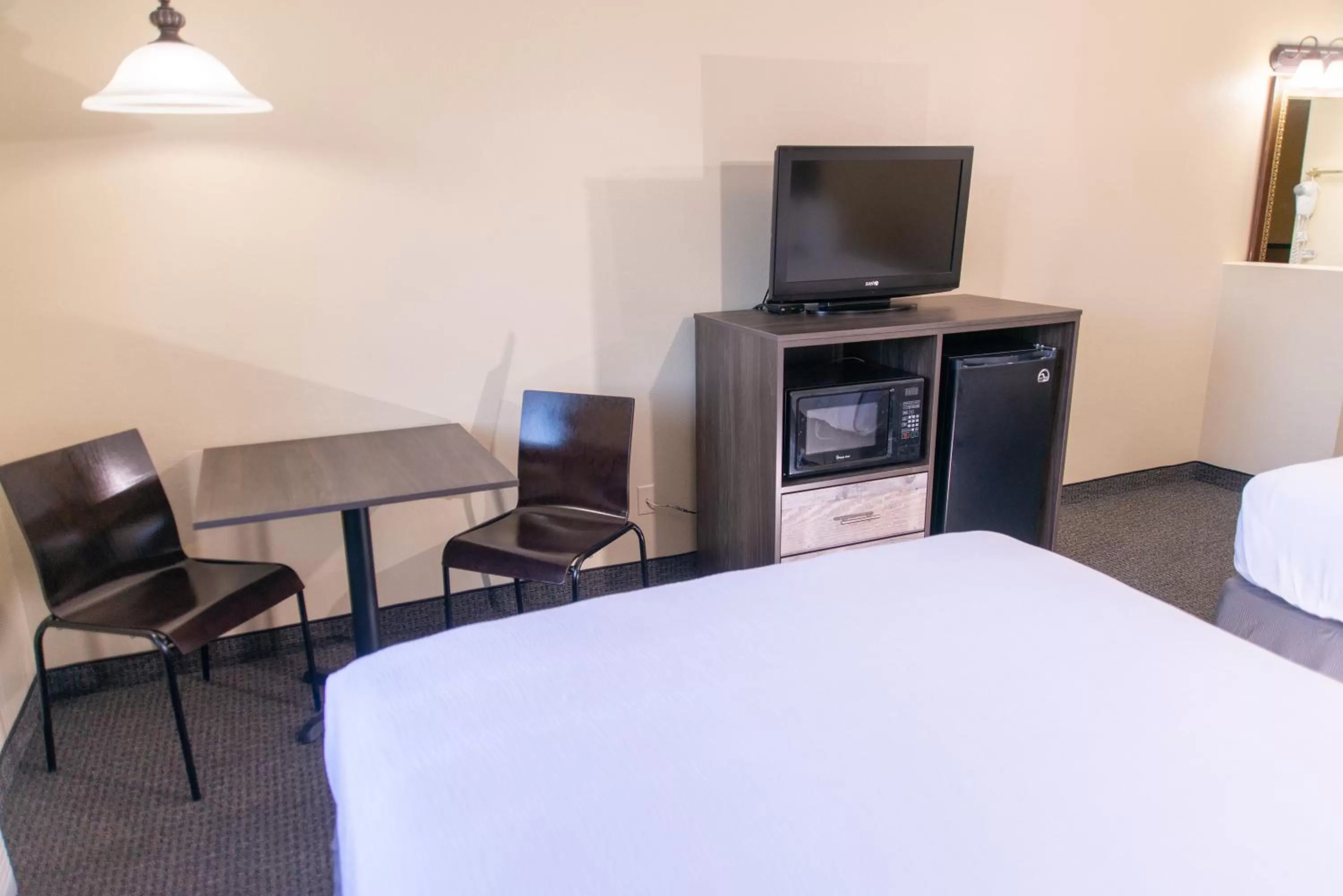 minibar, Bed in The Stone Castle Hotel & Conference Center