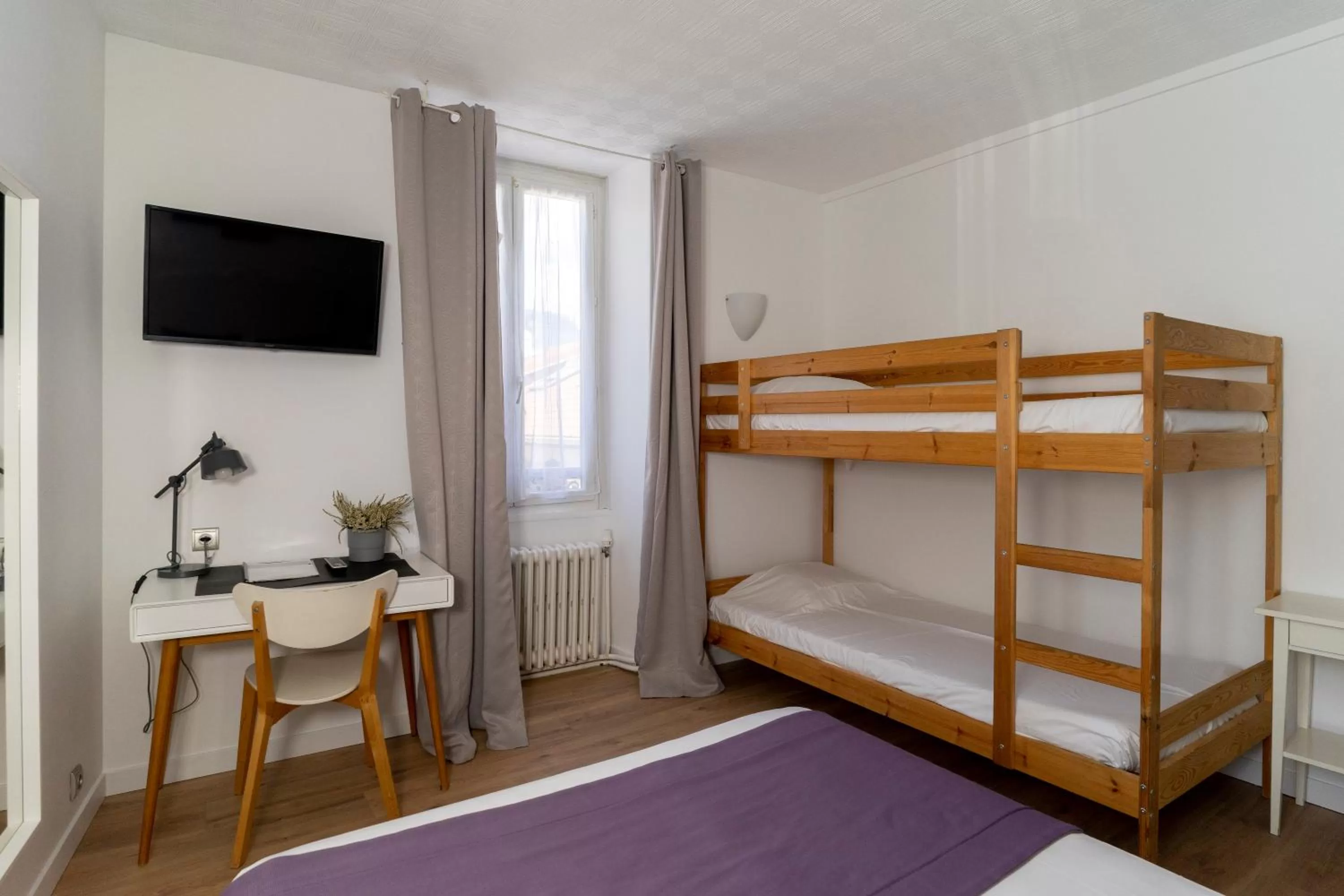 Bed in Hôtel du Midi