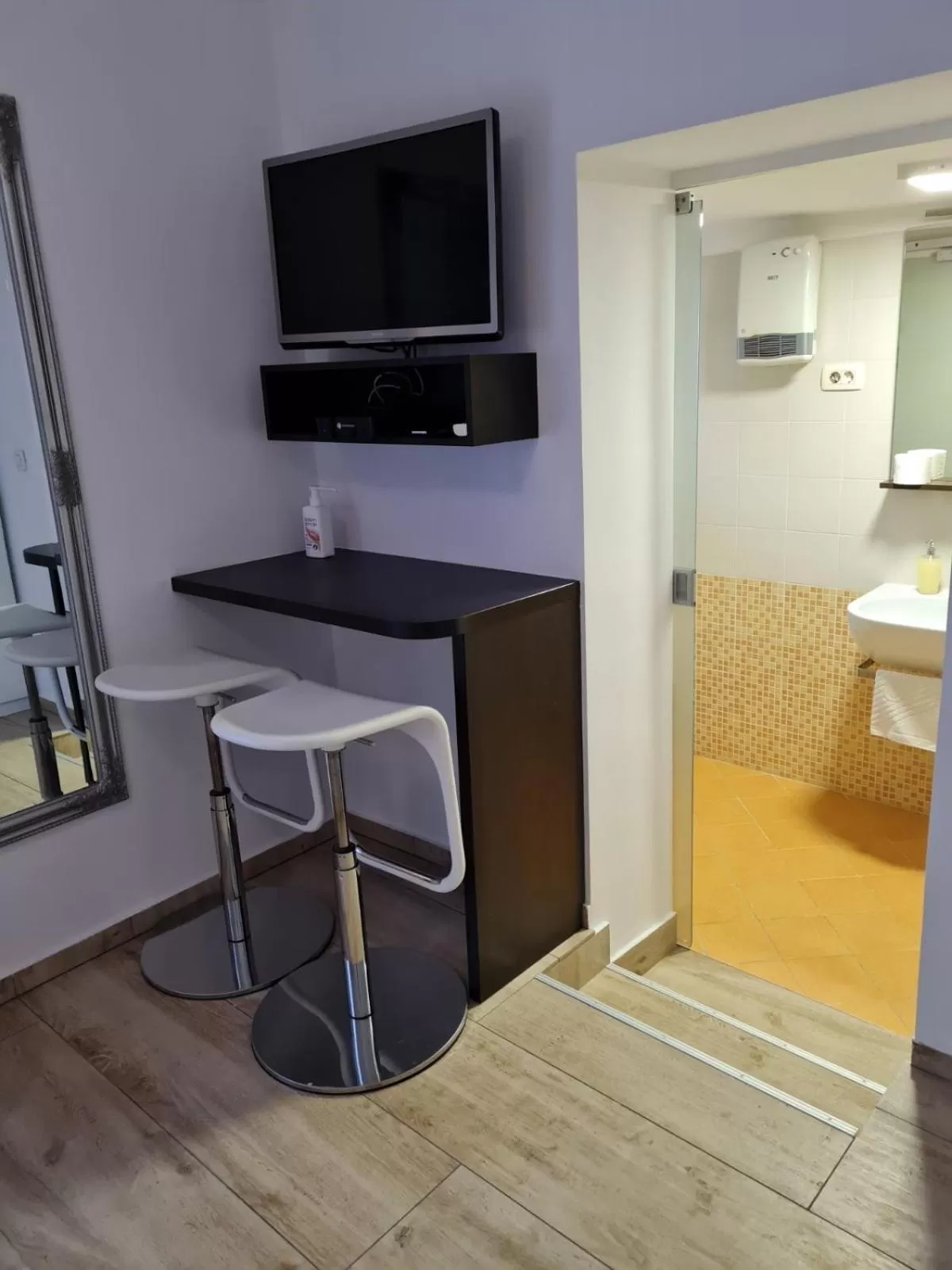 TV and multimedia, TV/Entertainment Center in AZUR ROOMS LJUBLJANA