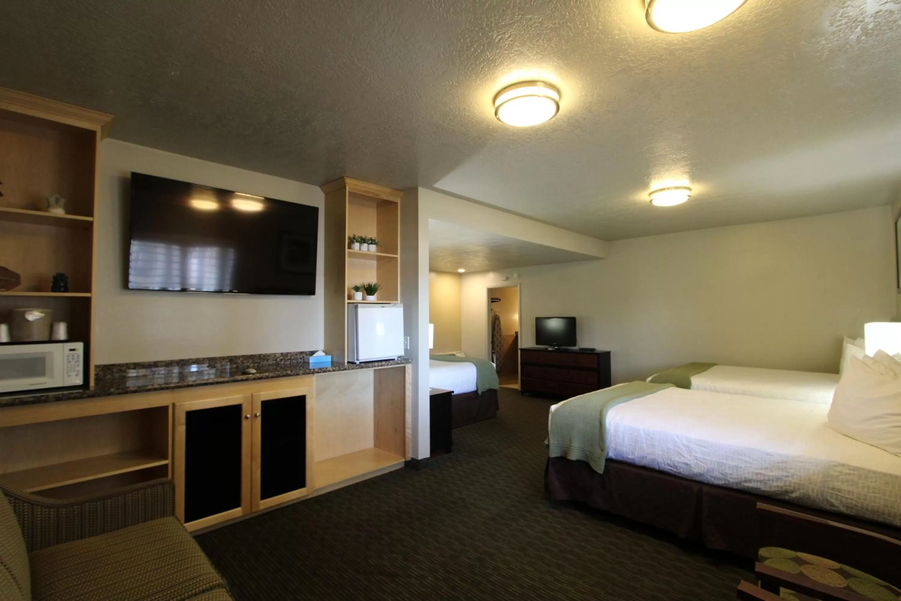 Bed in Dinosaur Inn & Suites