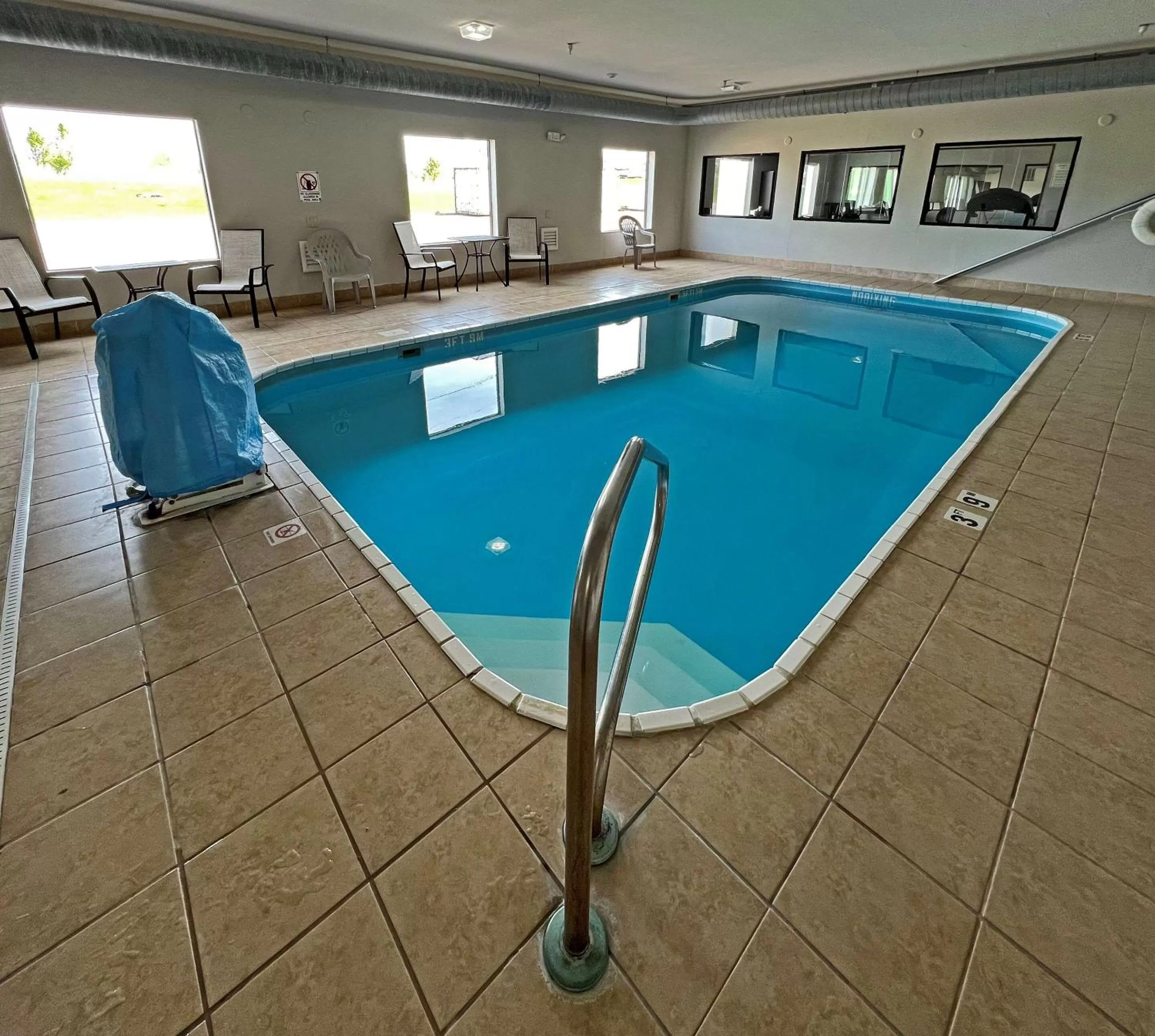 Swimming pool in Comfort Suites Jackson-Cape Girardeau