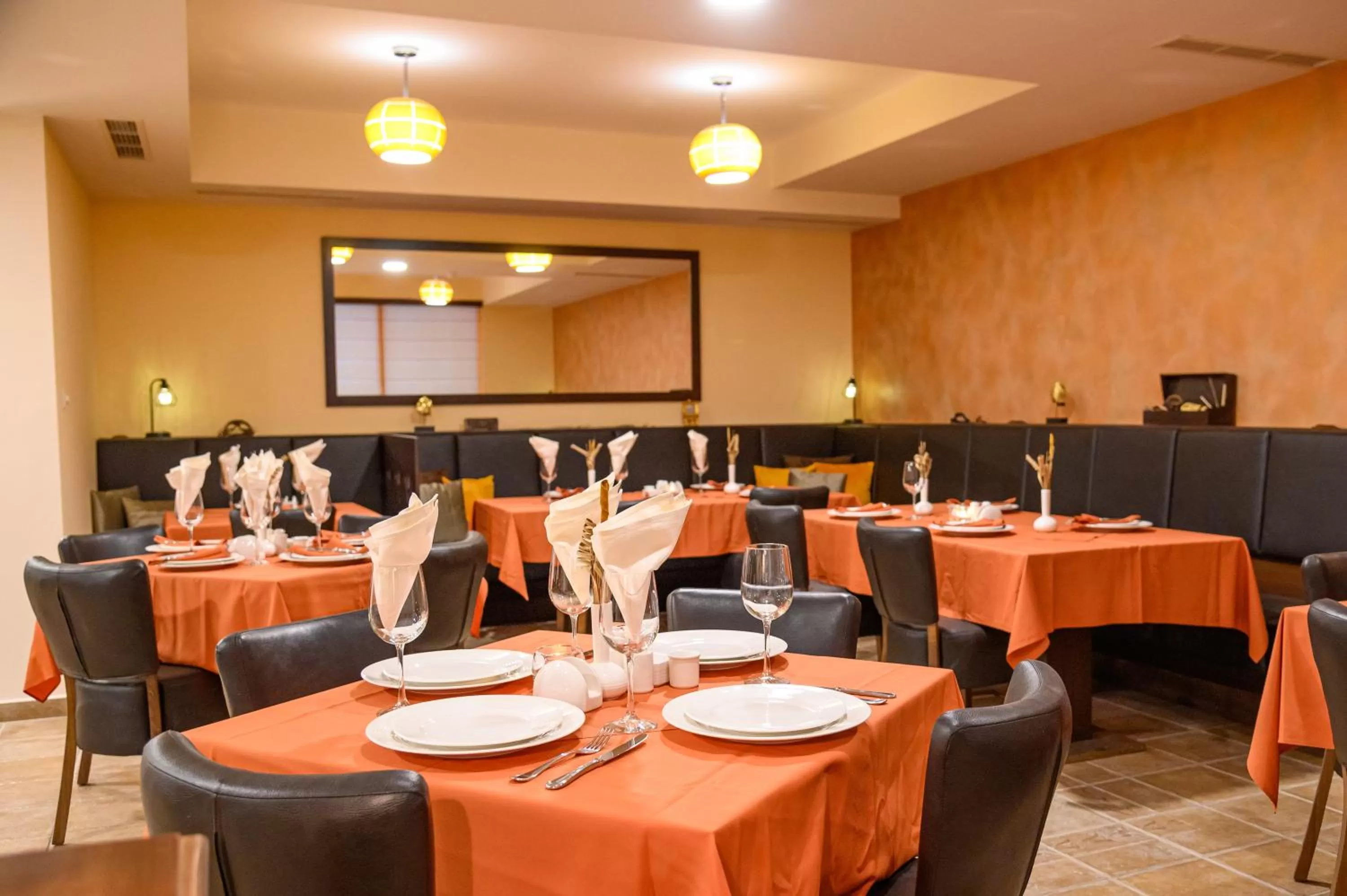 Restaurant/places to eat in Parklands Hotel & Pool