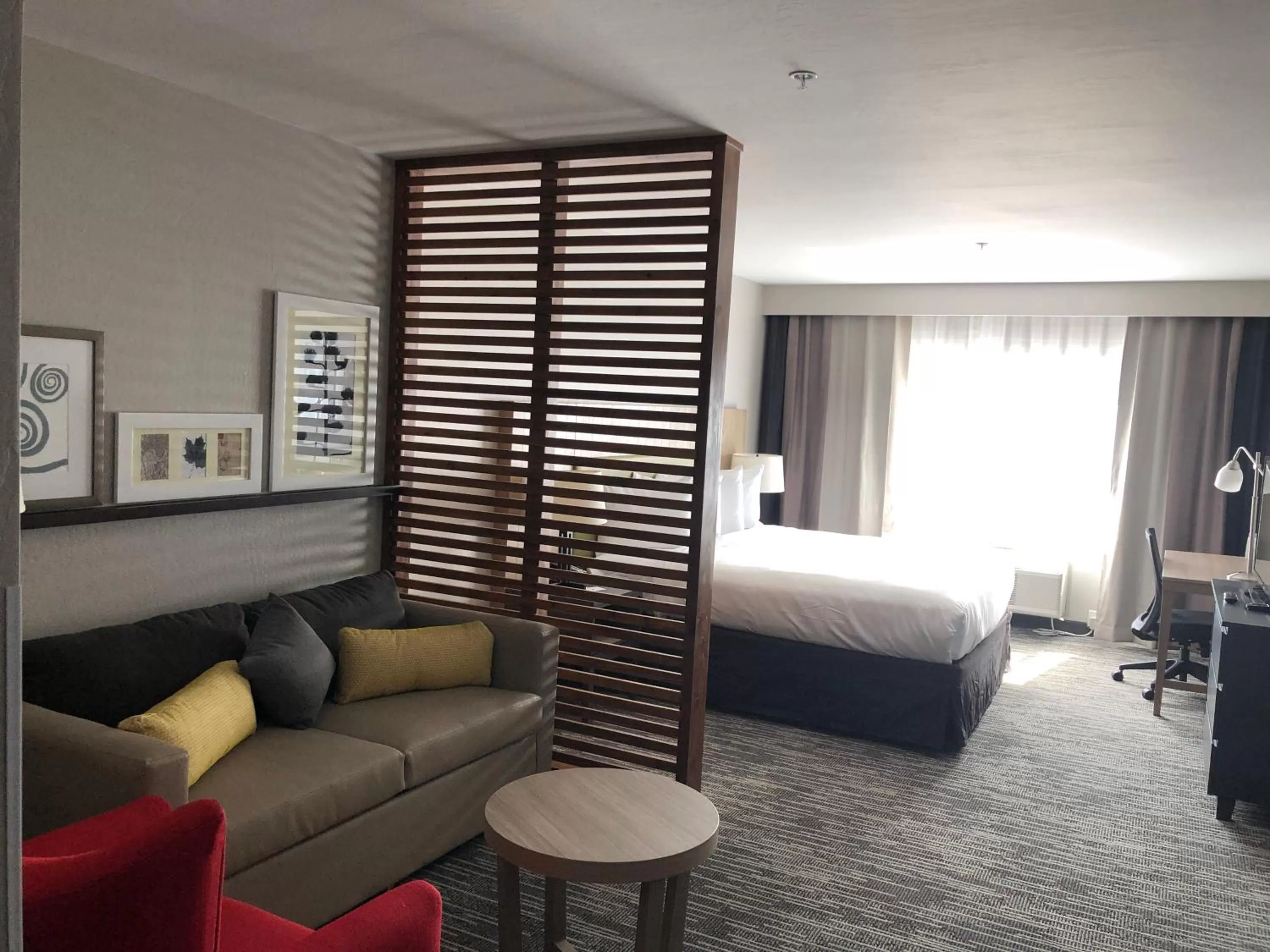 Bed in Country Inn & Suites by Radisson, Flagstaff Downtown, AZ