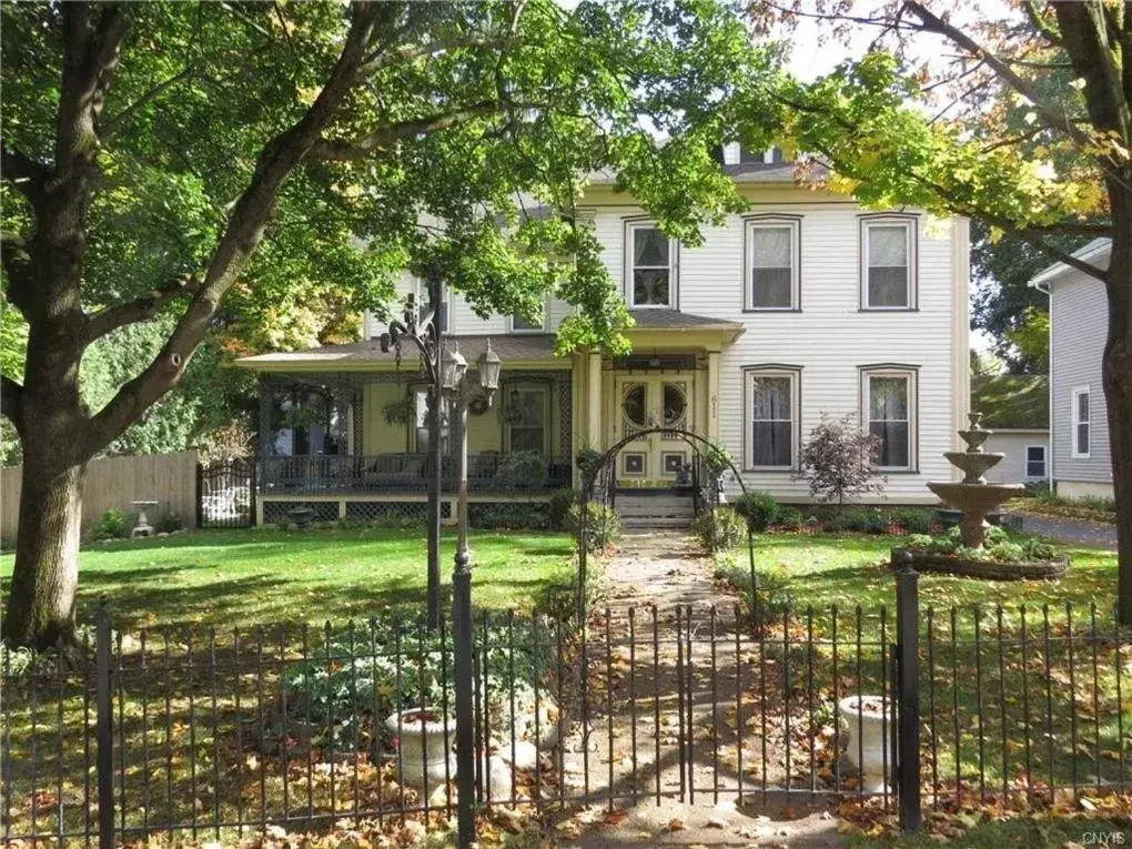 Property Building in Raindrops On Roses Bed & Breakfast Property Building in Raindrops On Roses Bed & Breakfast