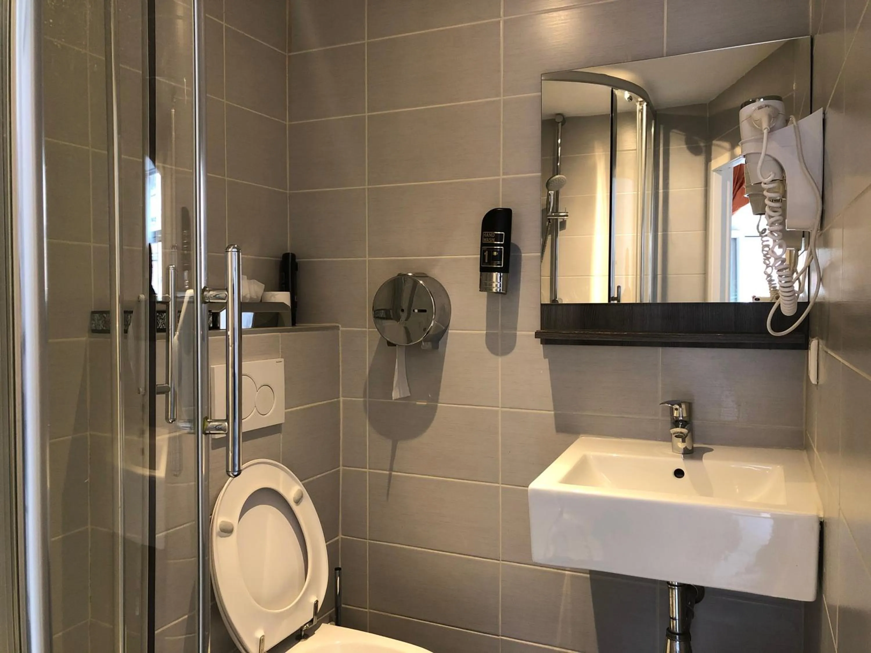 Toilet in Hotel Damrak Inn