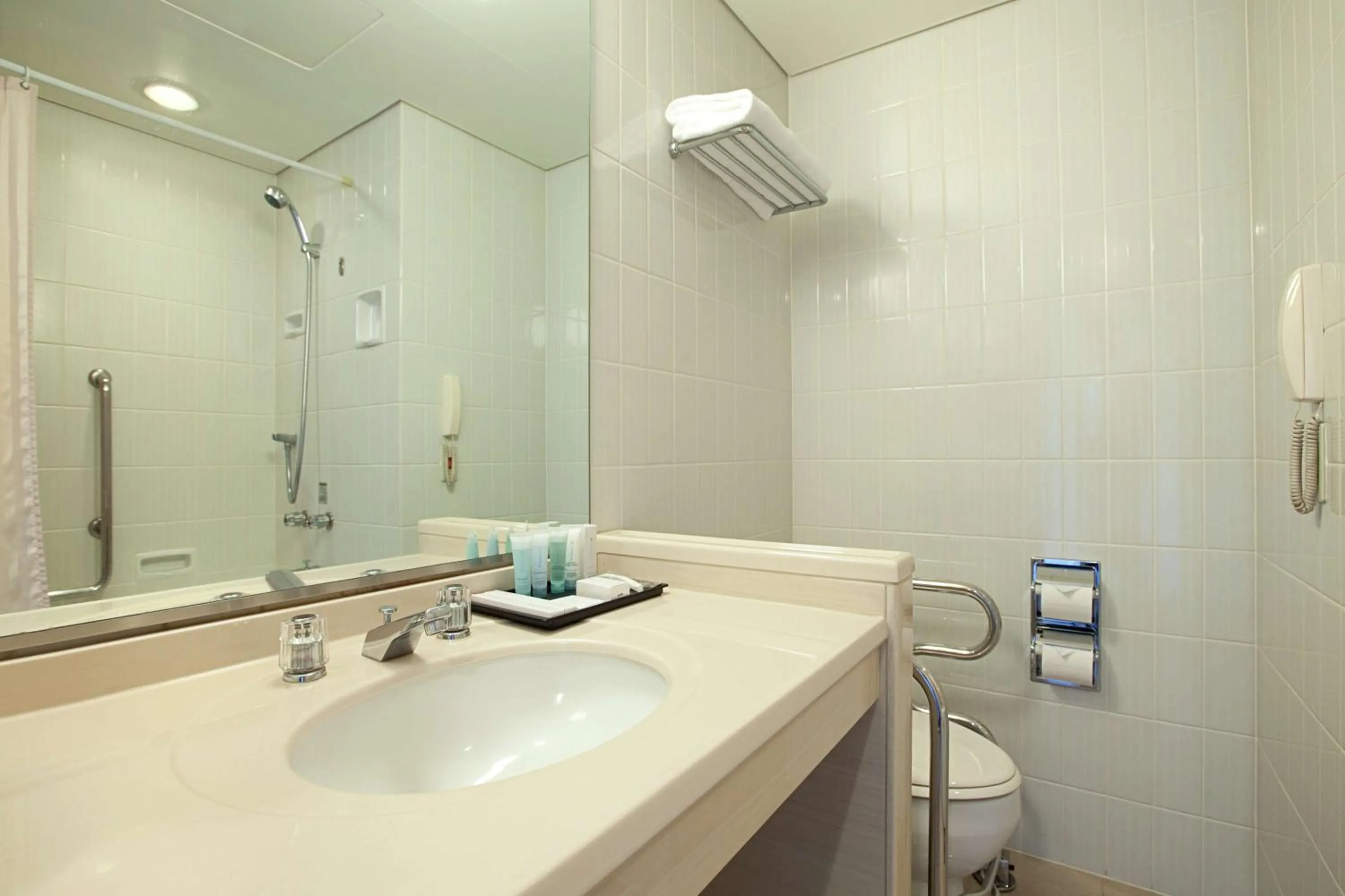 Bathroom in Hilton Tokyo Narita Airport