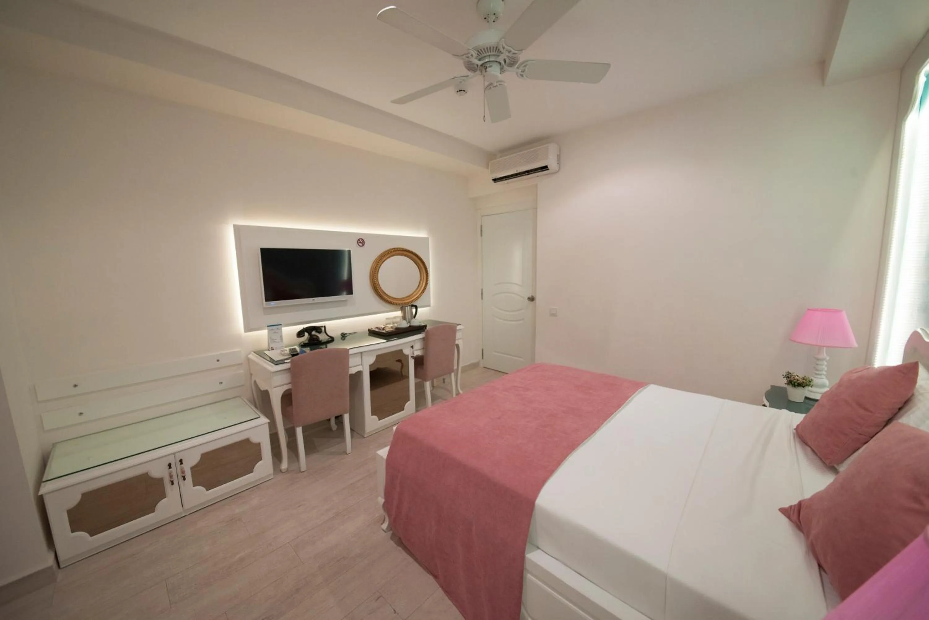 Photo of the whole room, Bed in Montebello Deluxe Hotel