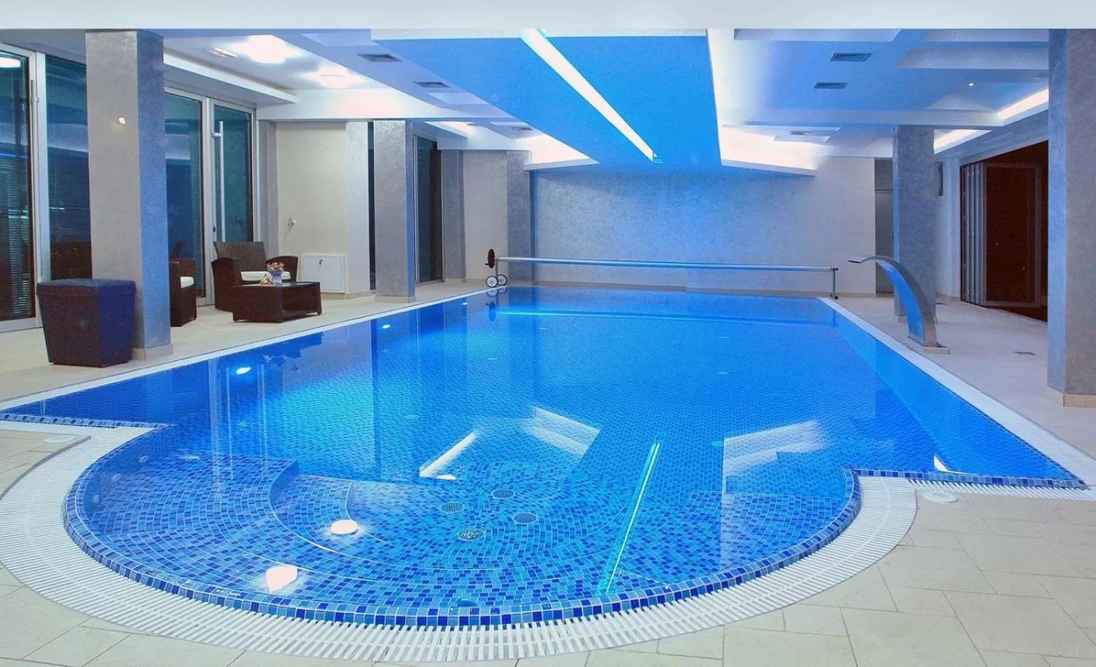 Swimming Pool in Hotel Golf Luxury