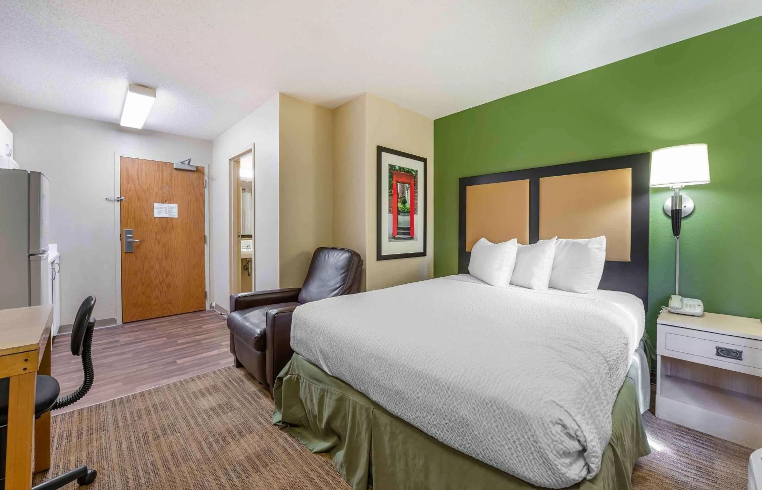 Bedroom, Bed in Extended Stay America Suites - Cincinnati - Blue Ash - Kenwood Road