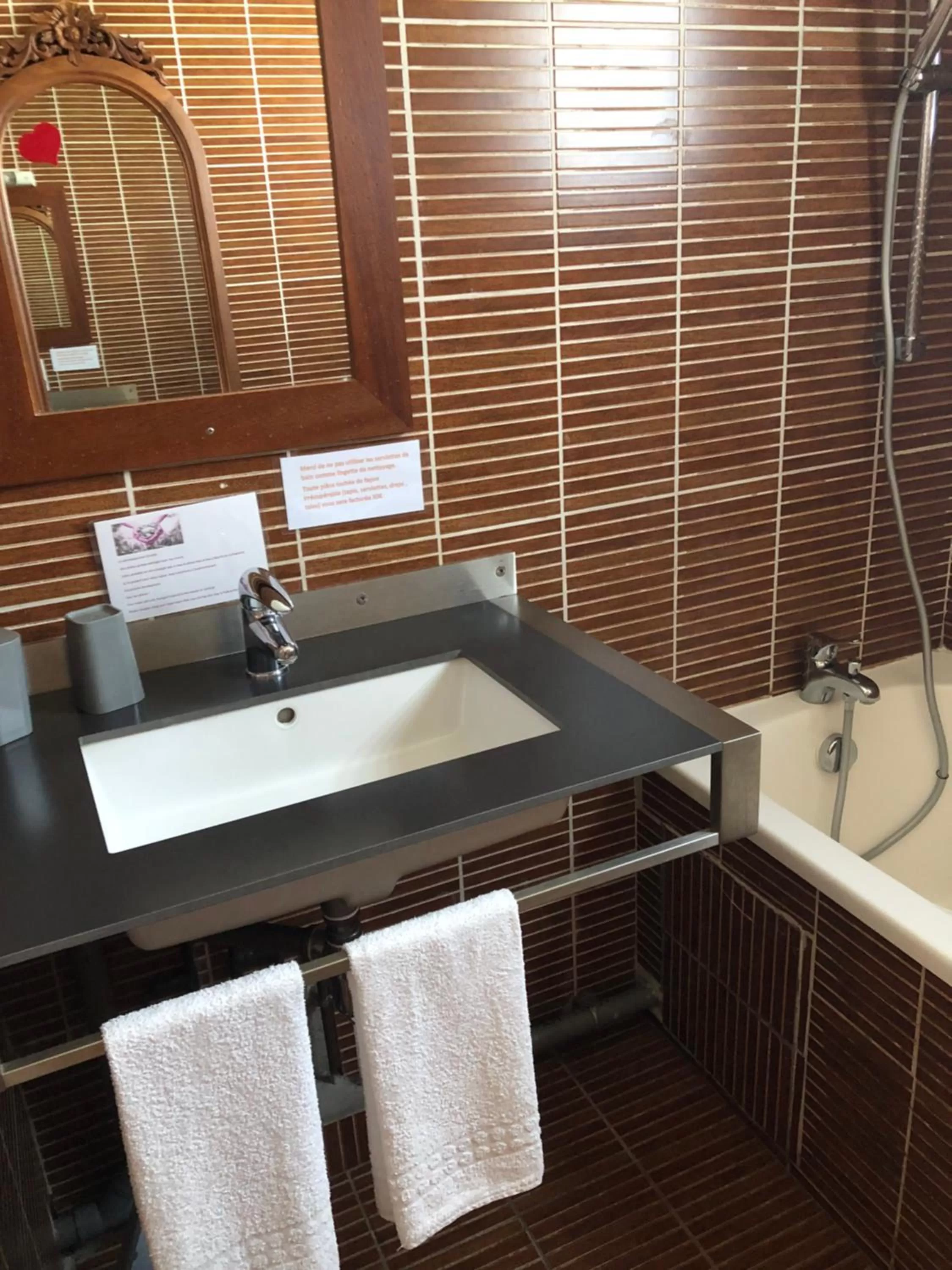 Bathroom in Hôtel Le Soleil Couchant