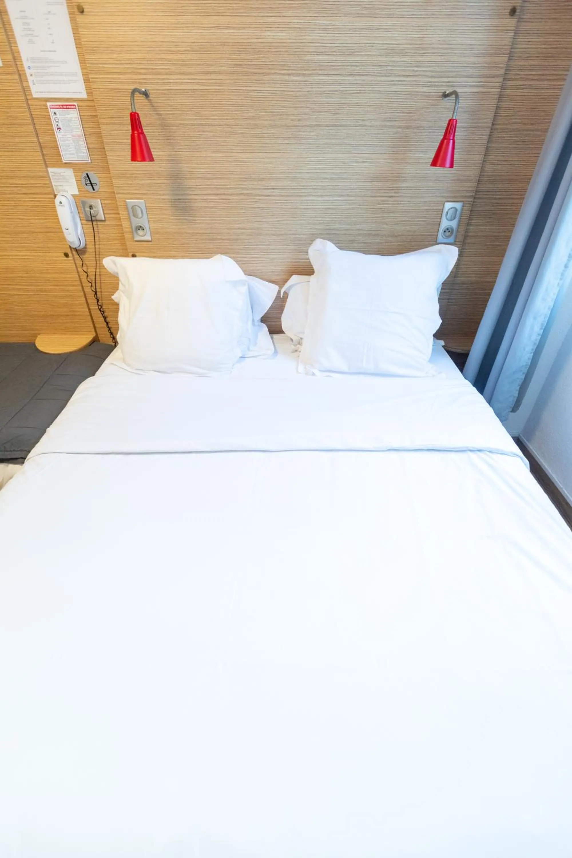 Bed in Hôtel Edmond Rostand