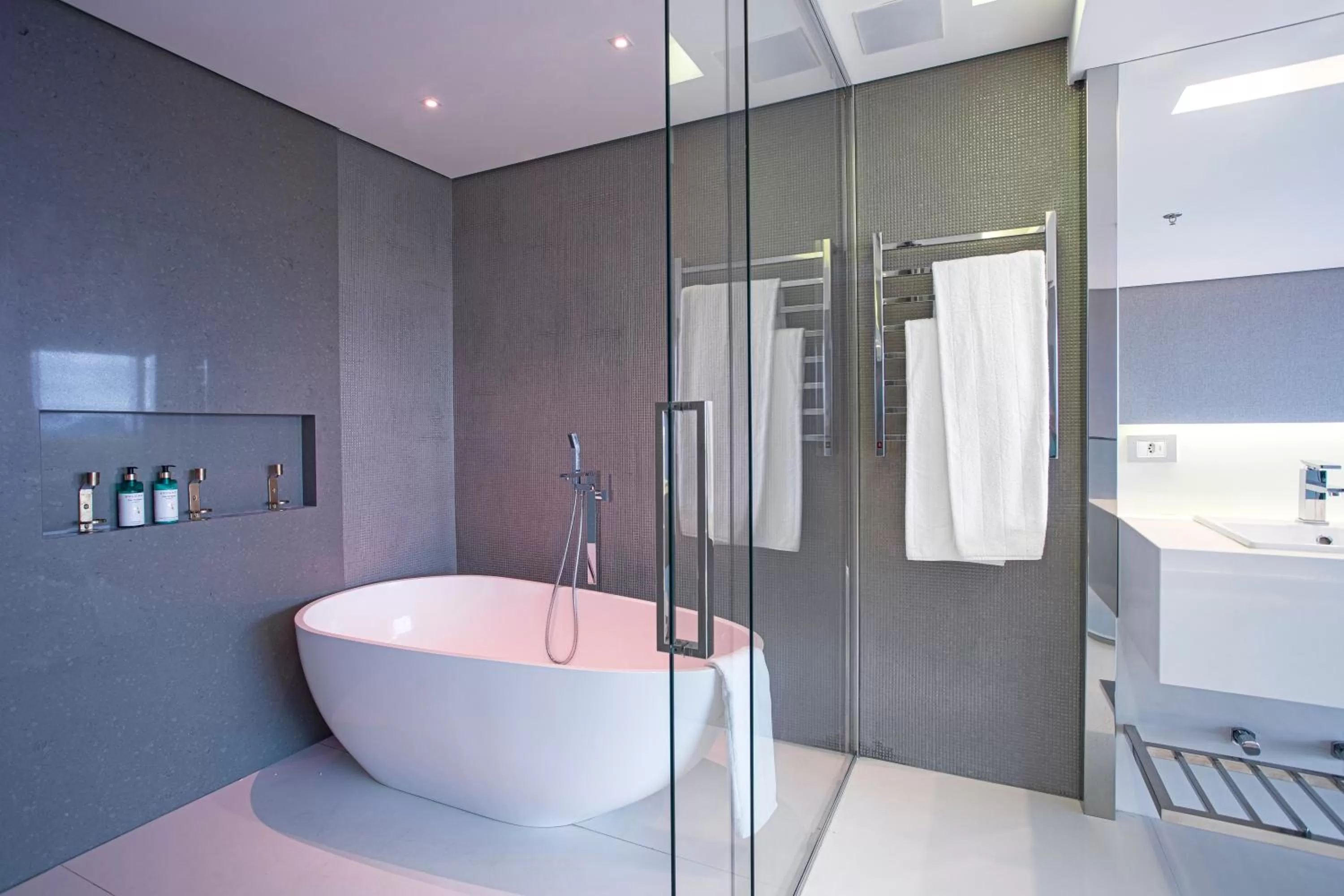 Bathroom in Suryaa Hotel Pinhais, Curio Collection by Hilton