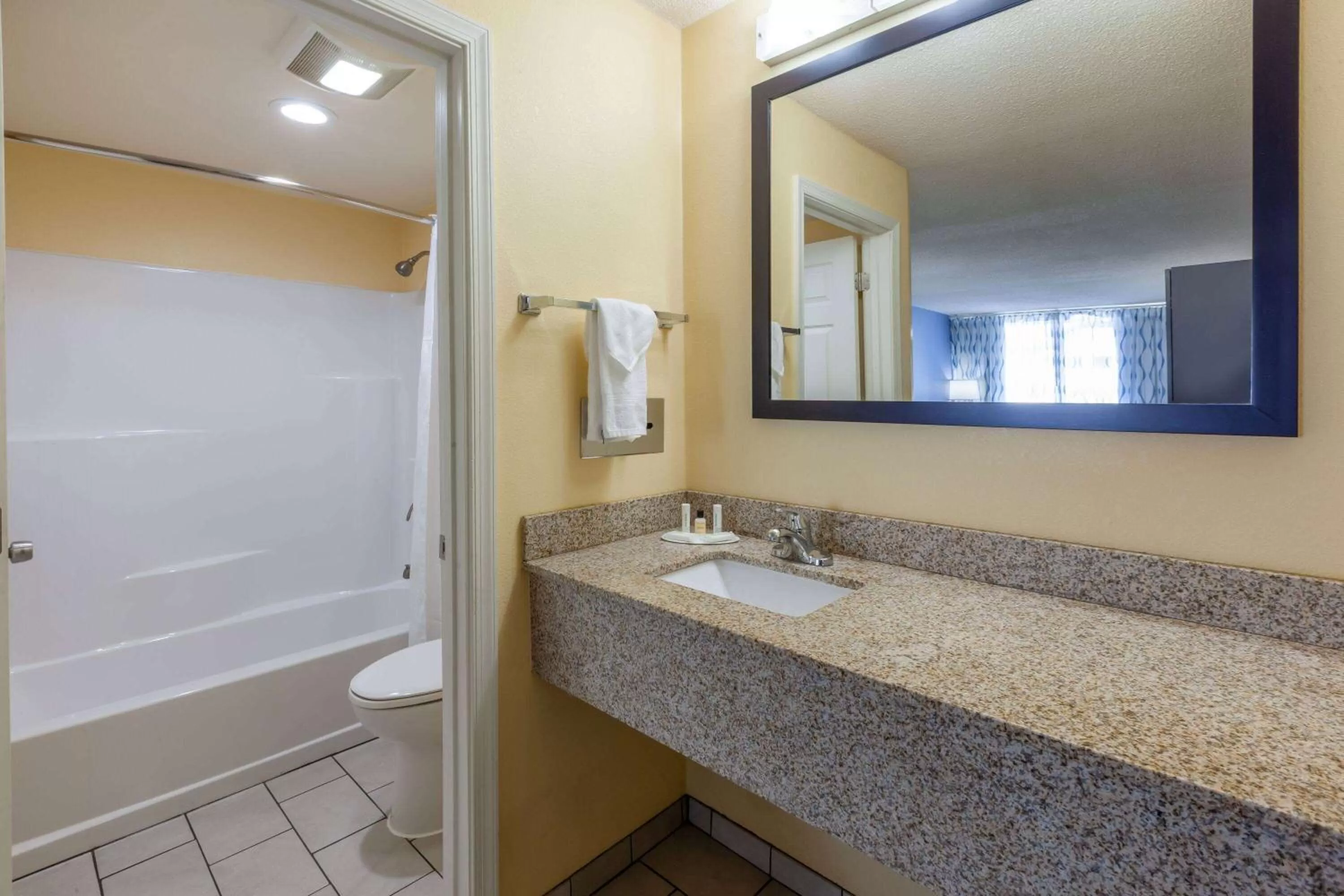 TV and multimedia in Days Inn by Wyndham Charles Town