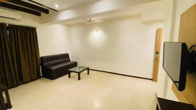 TV and multimedia in Hotel Plaza Heights by RAK Rooms, Mangaluru