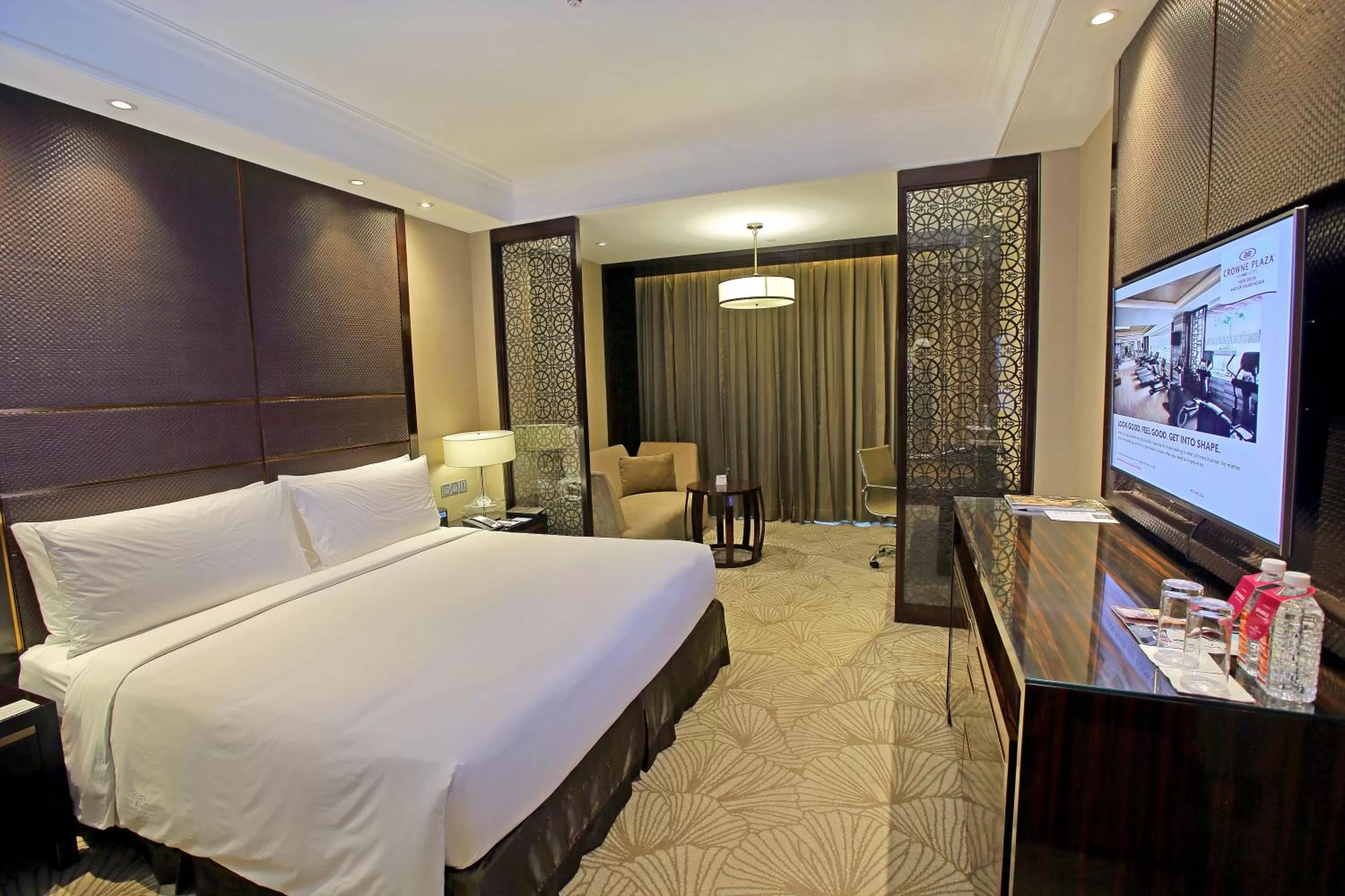 Photo of the whole room, Bed in Crowne Plaza New Delhi Mayur Vihar Noida by IHG