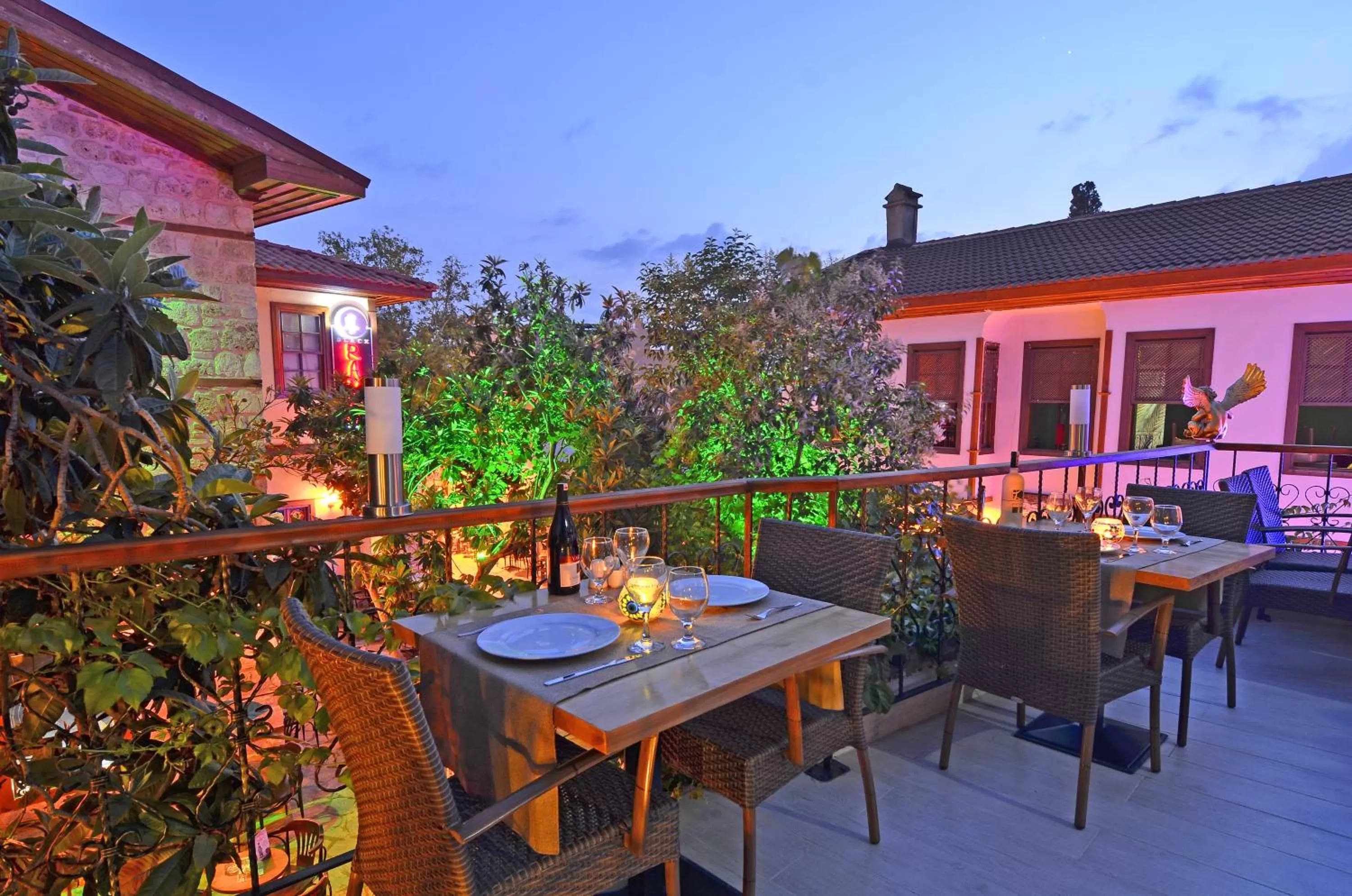 Restaurant/places to eat in Mia Hotel