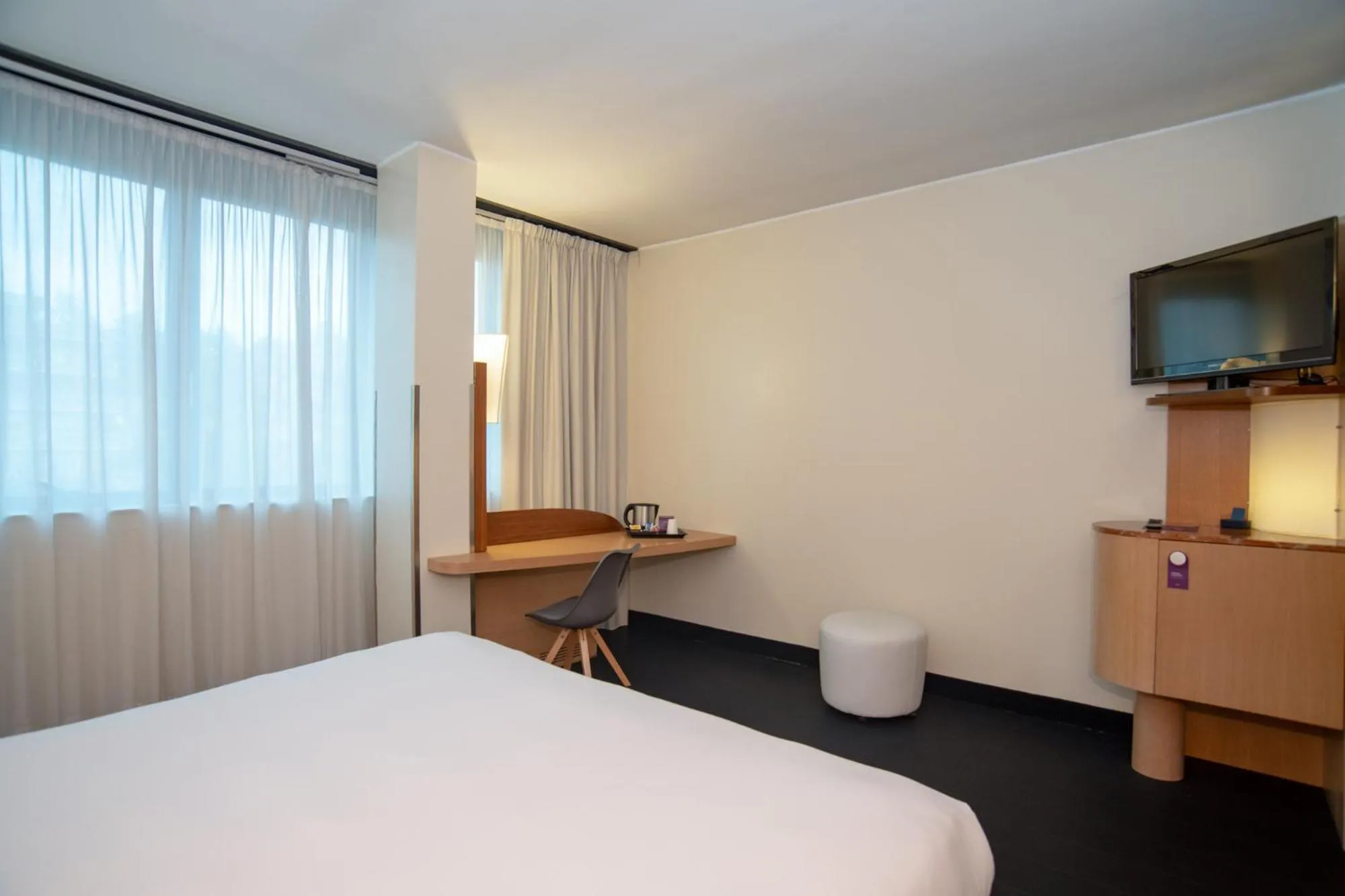 Photo of the whole room, Bed in Mercure Roma West