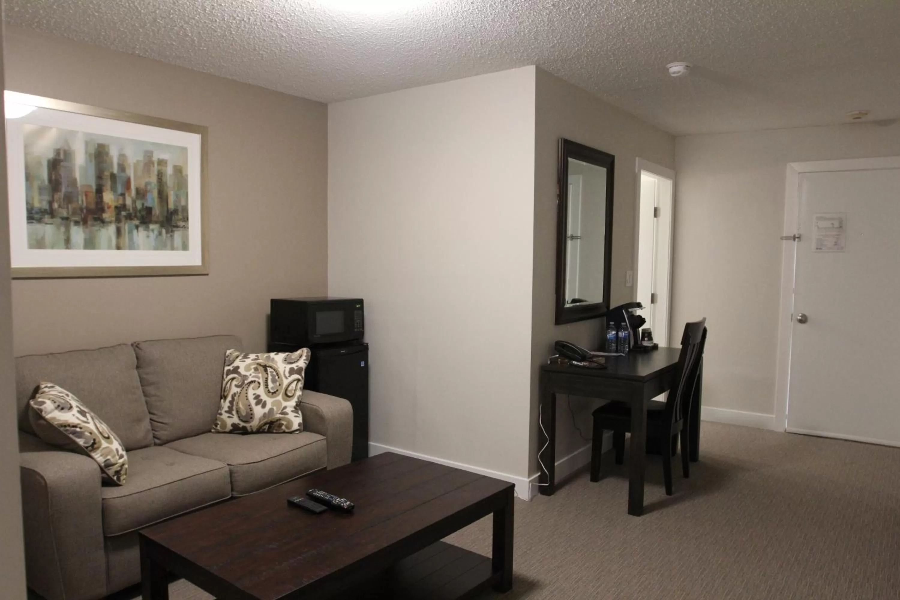 Living room in Northwood Plaza Hotel