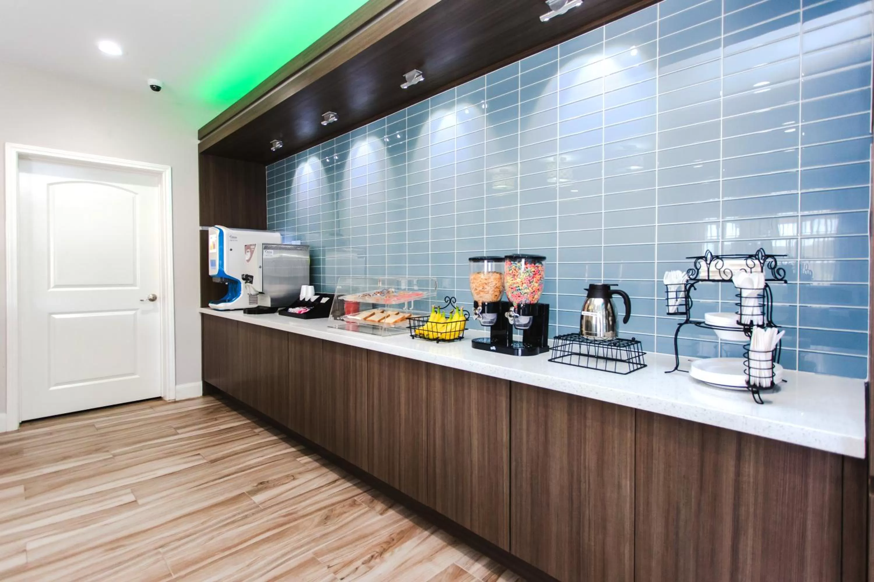 Continental breakfast in Express Inn - Spring