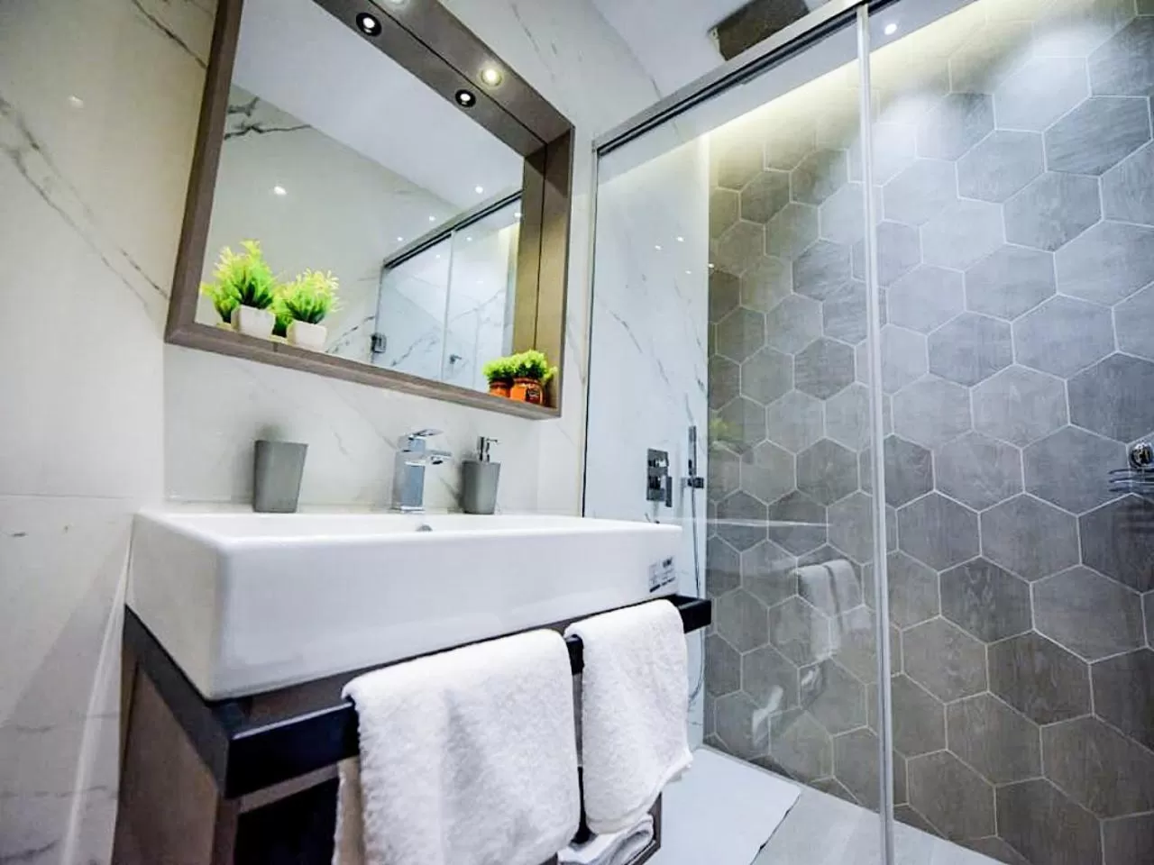 Twin Room with Balcony in Hotel Vila Tirana